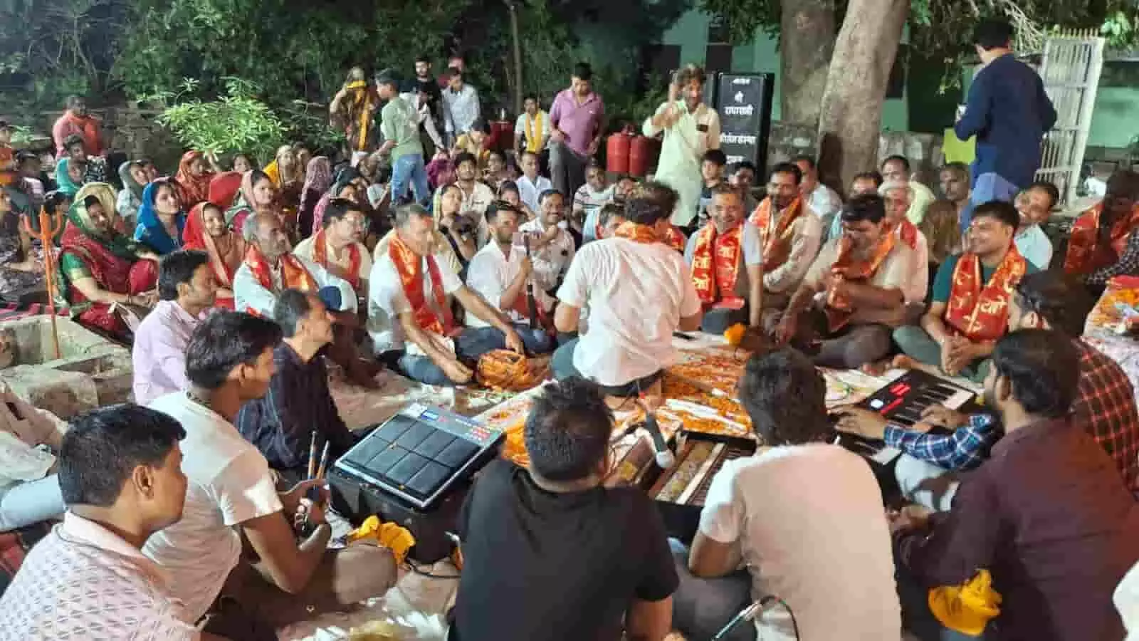 राजवाड़ी बगीची में आयोजित भजन संध्या कार्यक्रम के दौरान संगीत वाद्य यंत्र बजाते कलाकार और श्रद्धालु। राजवाड़ी बगीची में आयोजित भजन संध्या कार्यक्रम के दौरान संगीत वाद्य यंत्र बजाते कलाकार और श्रद्धालु।