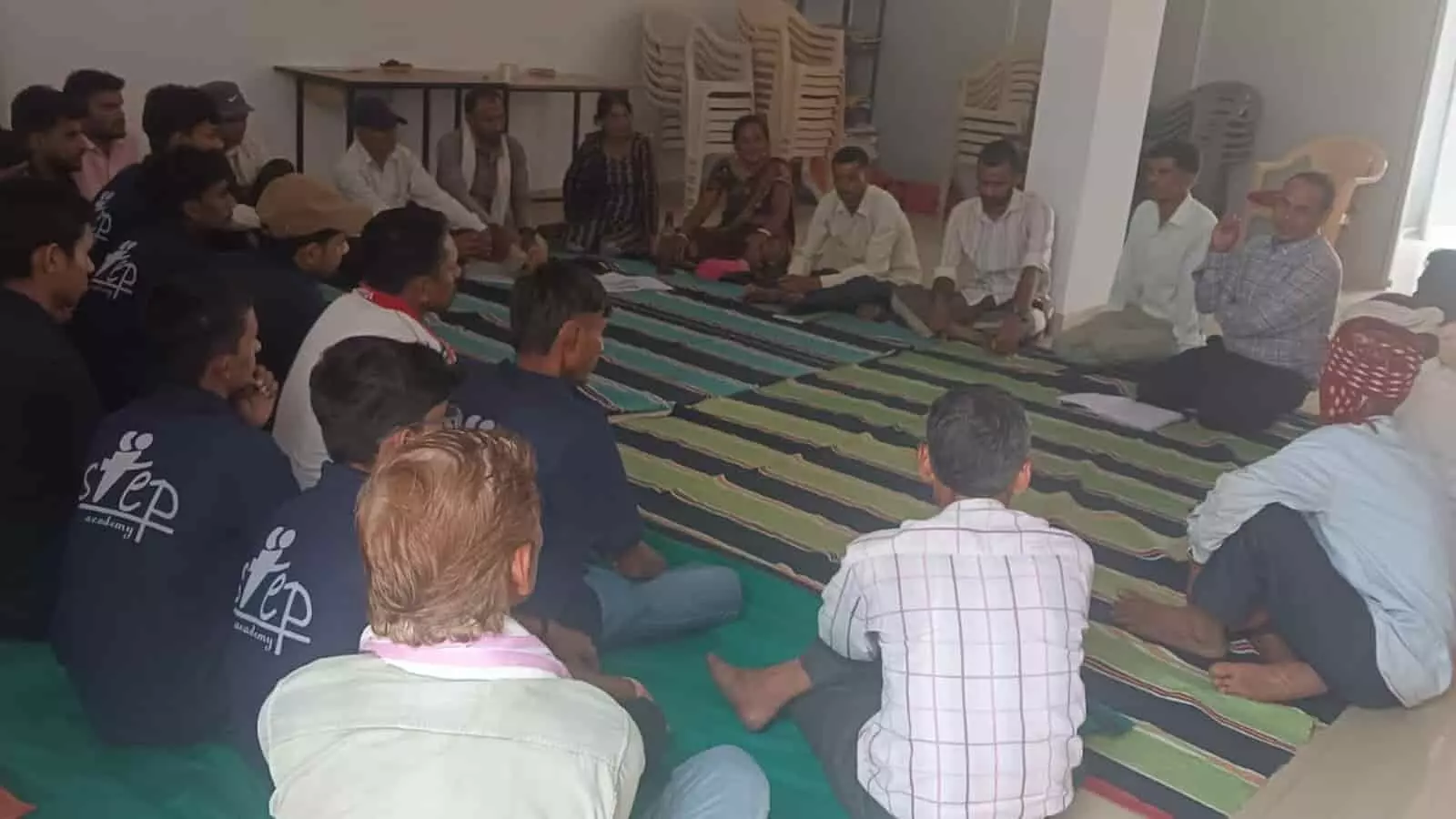 प्रशिक्षण केंद्र के हॉल में दरी पर बैठकर कौशल विकास और स्वरोजगार कार्यक्रम की जानकारी लेते युवाओं का समूह। प्रशिक्षण केंद्र के हॉल में दरी पर बैठकर कौशल विकास और स्वरोजगार कार्यक्रम की जानकारी लेते युवाओं का समूह।