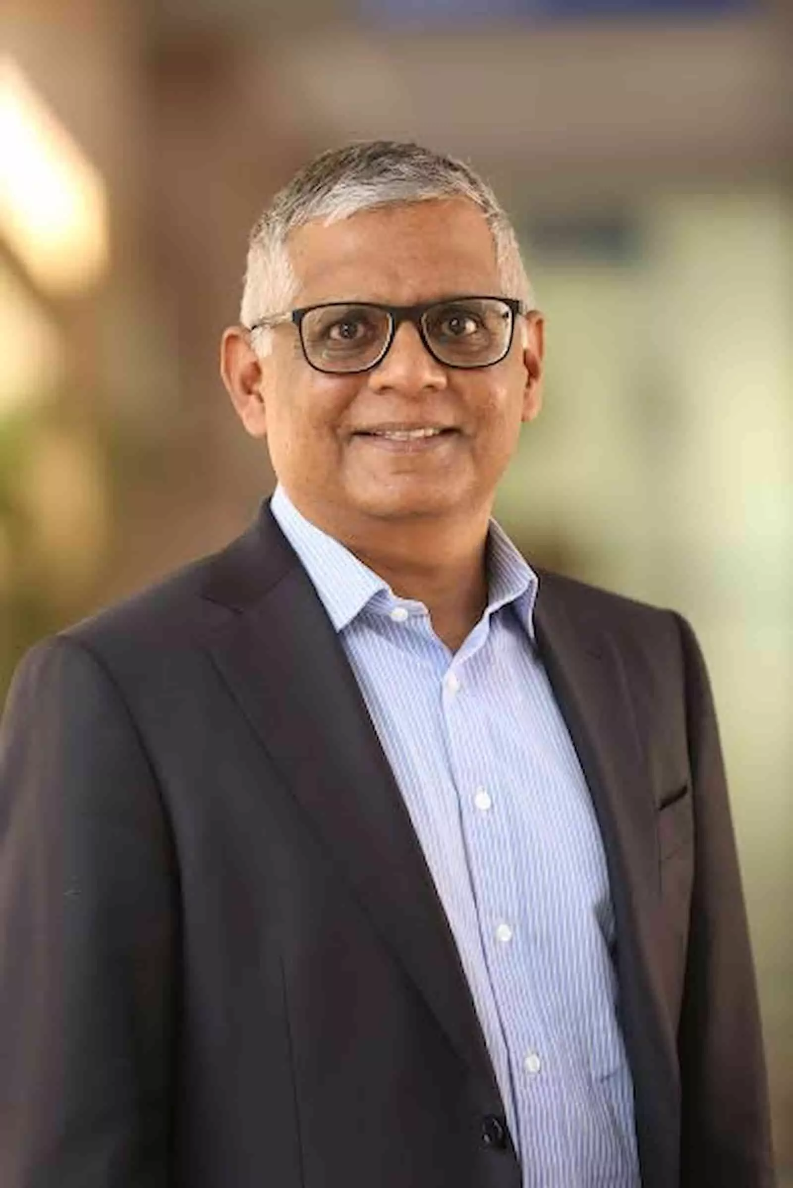 तस्वीर में औपचारिक सूट पहने मुस्कुराते हुए प्रोफेसर मदन पिल्लुतला सीधे कैमरे की ओर देखते हुए दिख रहे हैं। तस्वीर में औपचारिक सूट पहने मुस्कुराते हुए प्रोफेसर मदन पिल्लुतला सीधे कैमरे की ओर देखते हुए दिख रहे हैं।