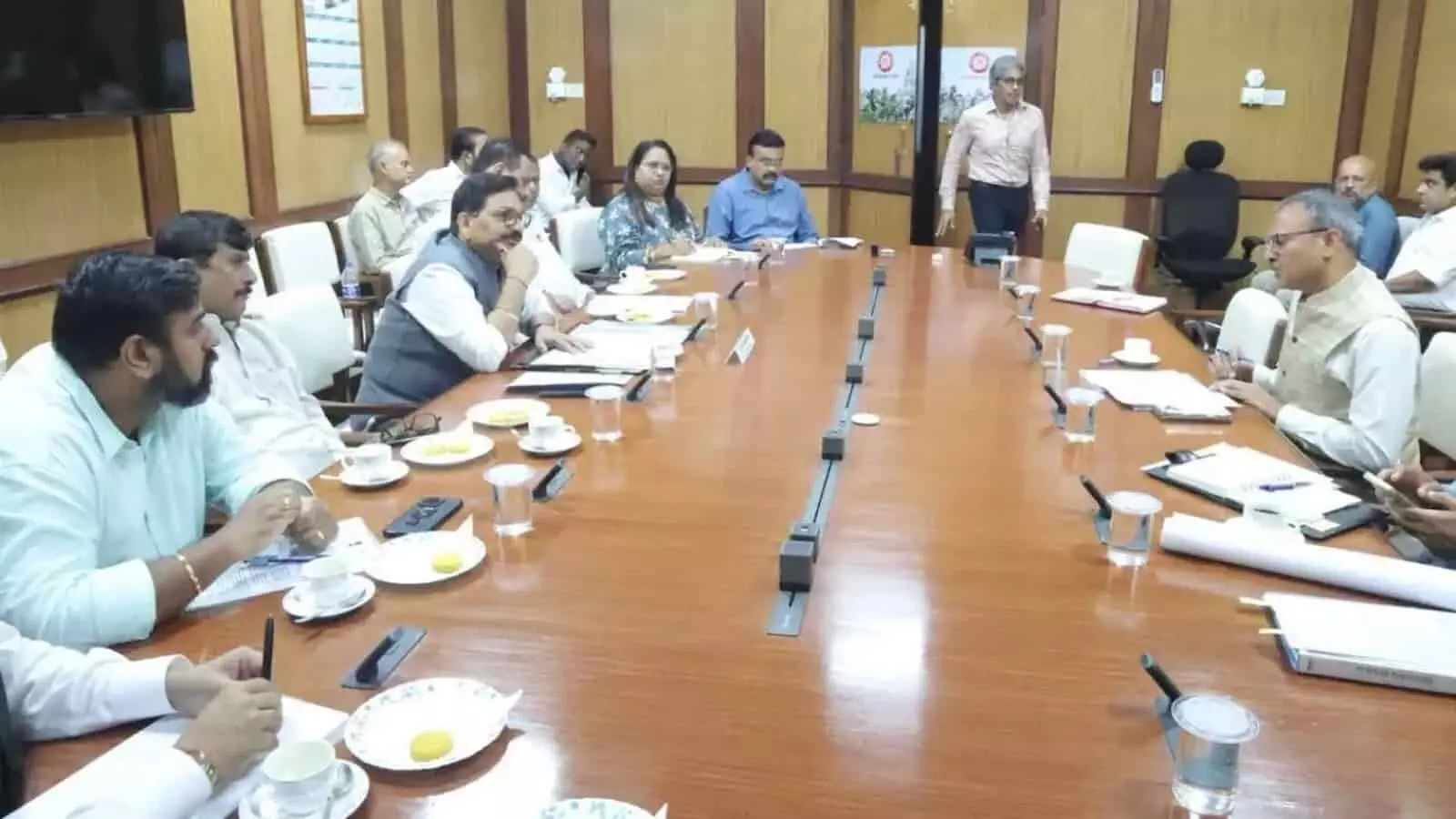 बैठक में चर्चा करते हुए सांसद रविंद्र वायकर और रेलवे अधिकारी जोगेश्वरी स्टेशन पर मौजूद हैं। बैठक में चर्चा करते हुए सांसद रविंद्र वायकर और रेलवे अधिकारी जोगेश्वरी स्टेशन पर मौजूद हैं।