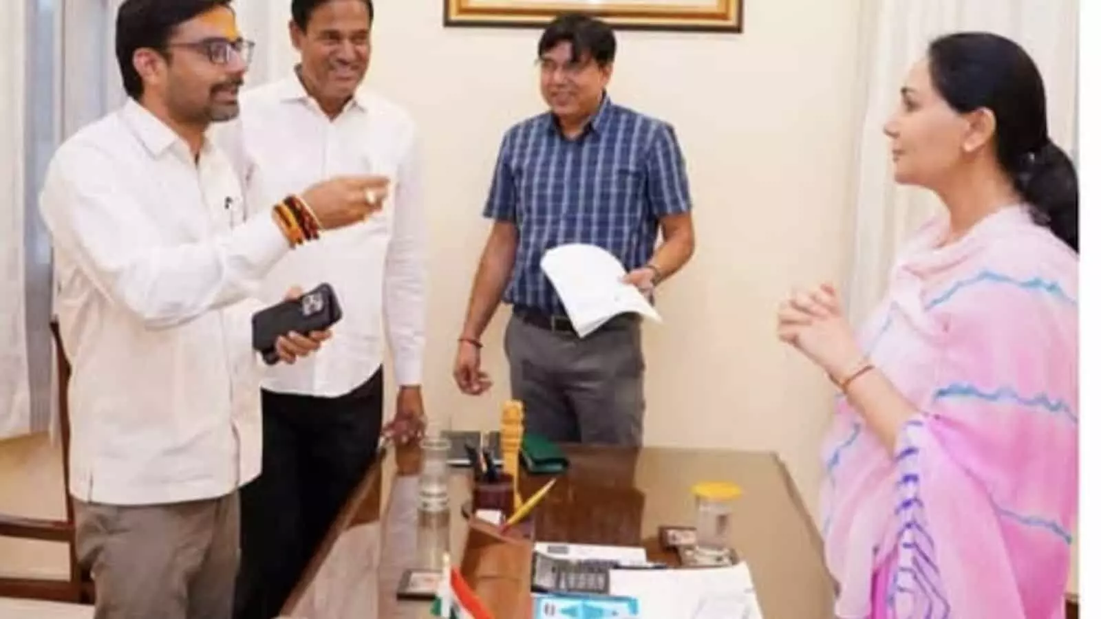 कार्यालय में उपमुख्यमंत्री दिया कुमारी के साथ बातचीत करते विधायक ललित मीणा और राधेश्याम बेरवा। कार्यालय में उपमुख्यमंत्री दिया कुमारी के साथ बातचीत करते विधायक ललित मीणा और राधेश्याम बेरवा।
