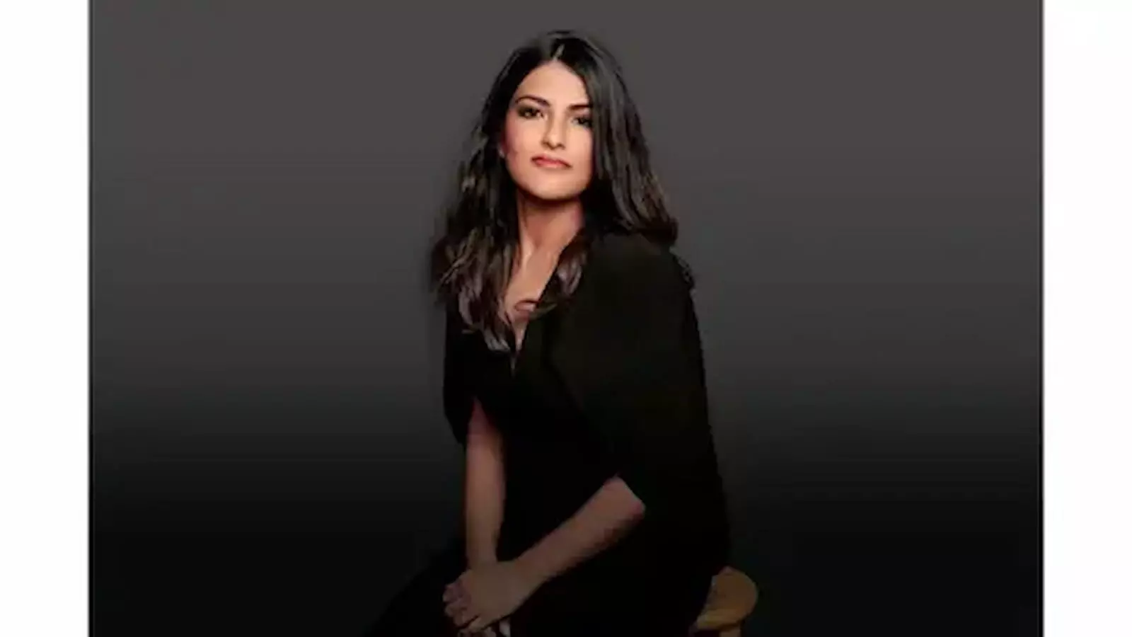 काले परिधान में बैठी उद्यमी अंकिति बोस स्टूडियो में पोर्ट्रेट फोटो के लिए पोज देते हुए। काले परिधान में बैठी उद्यमी अंकिति बोस स्टूडियो में पोर्ट्रेट फोटो के लिए पोज देते हुए।