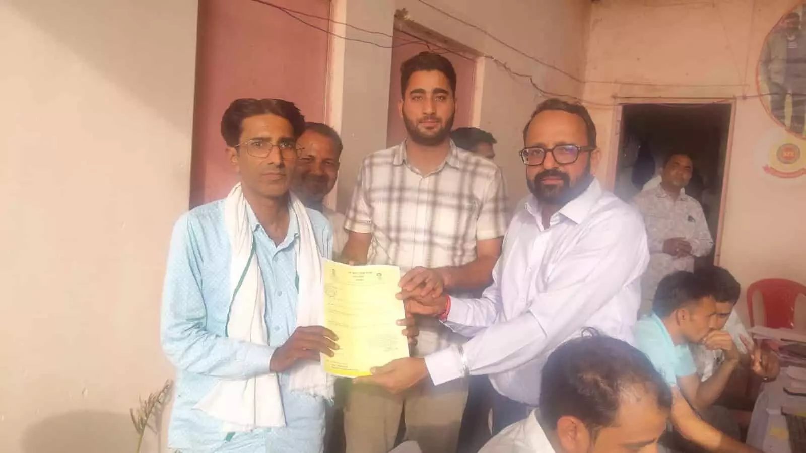 तस्वीर में सवाई माधोपुर नगर परिषद कार्यालय के अंदर अधिकारी एक व्यक्ति को सरकारी पट्टा दस्तावेज सौंप रहे हैं। तस्वीर में सवाई माधोपुर नगर परिषद कार्यालय के अंदर अधिकारी एक व्यक्ति को सरकारी पट्टा दस्तावेज सौंप रहे हैं।