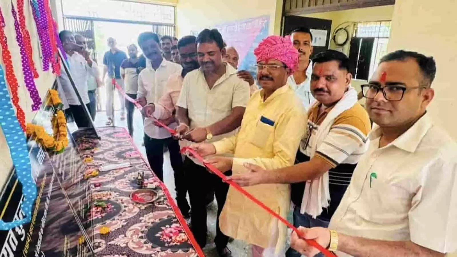 तस्वीर में भाजपा नेता मोरपाल सुमन सहयोगियों के साथ उद्घाटन समारोह में लाल फीता काट रहे हैं। तस्वीर में भाजपा नेता मोरपाल सुमन सहयोगियों के साथ उद्घाटन समारोह में लाल फीता काट रहे हैं।