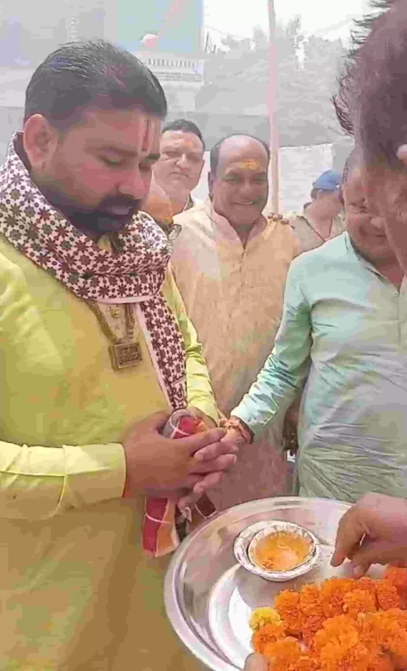 तस्वीर में पीले वस्त्र और दुपट्टा पहने आचार्य प्रमोद दास शास्त्री का आरती और फूलों से स्वागत किया जा रहा है। तस्वीर में पीले वस्त्र और दुपट्टा पहने आचार्य प्रमोद दास शास्त्री का आरती और फूलों से स्वागत किया जा रहा है।