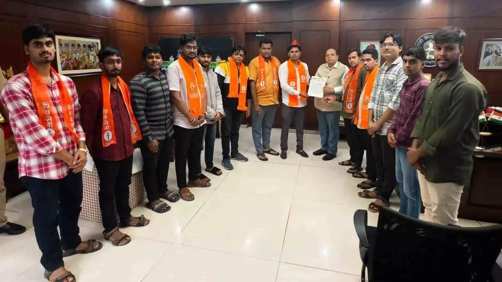 तस्वीर में युवासेना पदाधिकारी कोल्हापुर में शिवाजी विश्वविद्यालय के कुलगुरु को ज्ञापन सौंपते हुए। तस्वीर में युवासेना पदाधिकारी कोल्हापुर में शिवाजी विश्वविद्यालय के कुलगुरु को ज्ञापन सौंपते हुए।