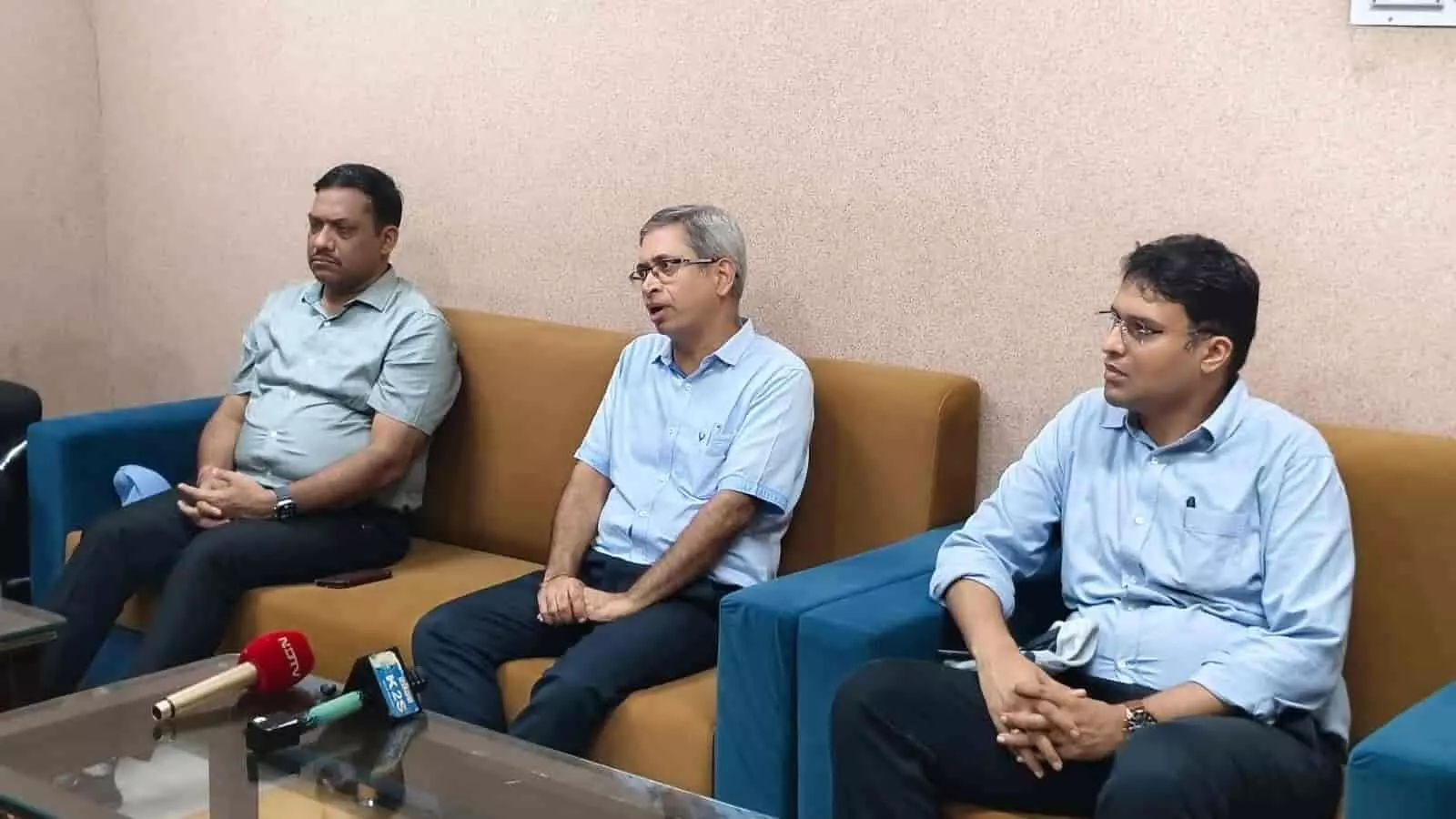 एक प्रेस कॉन्फ्रेंस के दौरान सोफे पर बैठकर मीडिया को संबोधित करते हुए मंडल रेल प्रबंधक श्री अनिल कालरा। एक प्रेस कॉन्फ्रेंस के दौरान सोफे पर बैठकर मीडिया को संबोधित करते हुए मंडल रेल प्रबंधक श्री अनिल कालरा।
