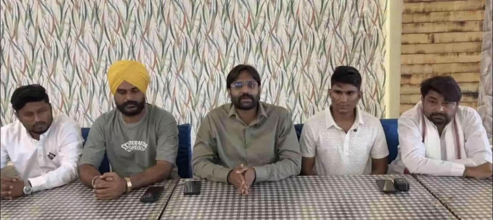 बारां में प्रेस कॉन्फ्रेंस की टेबल पर बैठकर मीडिया को संबोधित करते हुए तरूण मीणा और सहयोगी। बारां में प्रेस कॉन्फ्रेंस की टेबल पर बैठकर मीडिया को संबोधित करते हुए तरूण मीणा और सहयोगी।