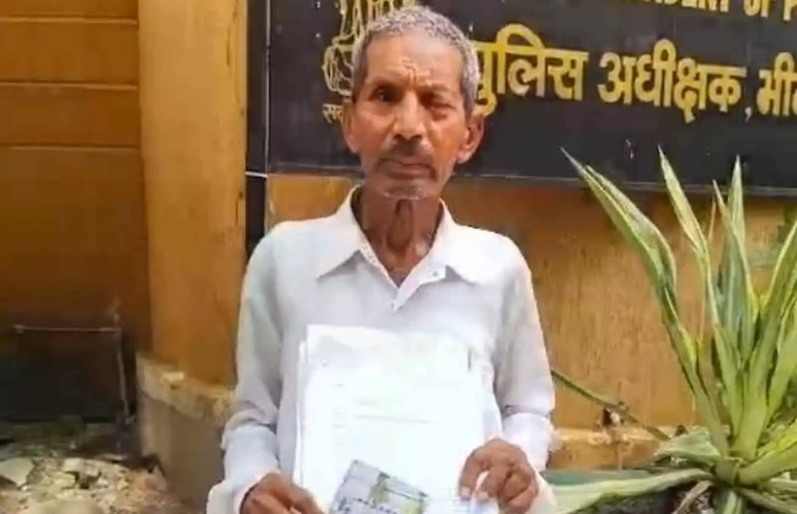 उदय लाल सुथार भीलवाड़ा एसपी कार्यालय के बाहर शिकायत पत्र पकड़े खड़े हैं। उदय लाल सुथार भीलवाड़ा एसपी कार्यालय के बाहर शिकायत पत्र पकड़े खड़े हैं।