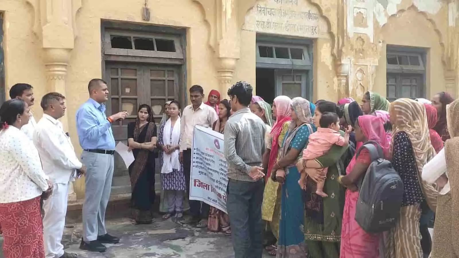 डीग न्यायालय परिसर में आयोजित विधिक जागरूकता शिविर में उपस्थित अधिकारी और ग्रामीण महिलाएं। डीग न्यायालय परिसर में आयोजित विधिक जागरूकता शिविर में उपस्थित अधिकारी और ग्रामीण महिलाएं।