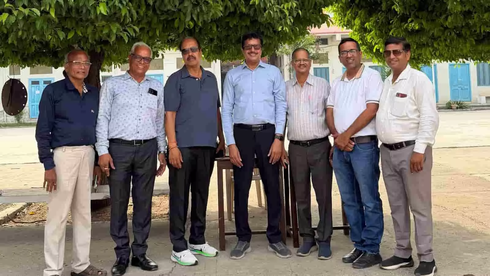भीलवाड़ा में सेवासदन विद्यालय प्रांगण में आयोजन समिति के सदस्य समूह में खड़े हैं। भीलवाड़ा में सेवासदन विद्यालय प्रांगण में आयोजन समिति के सदस्य समूह में खड़े हैं।