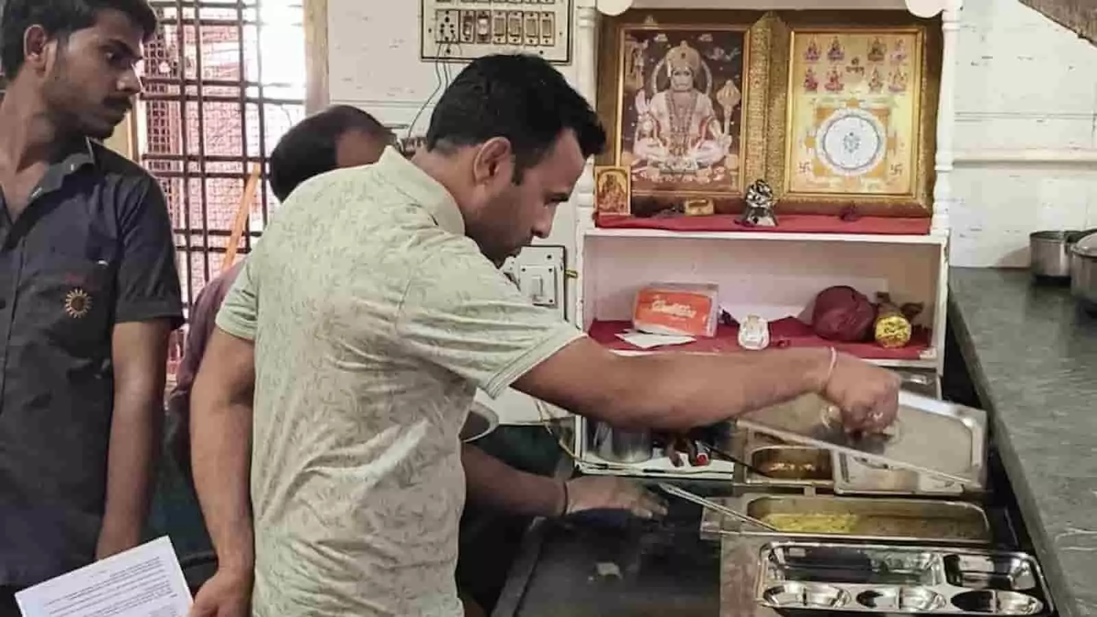 खाद्य सुरक्षा अधिकारी भीलवाड़ा के एक जलपान गृह में खाद्य पदार्थों की जांच कर रहे हैं। खाद्य सुरक्षा अधिकारी भीलवाड़ा के एक जलपान गृह में खाद्य पदार्थों की जांच कर रहे हैं।