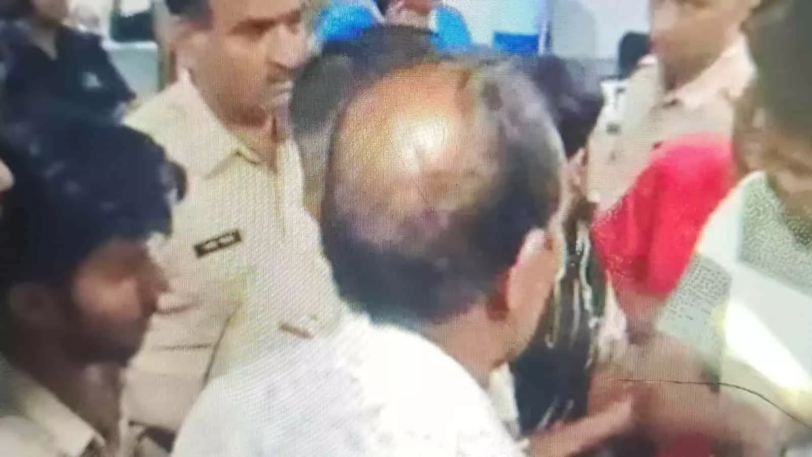 अस्पताल परिसर में पुलिस अधिकारी मौजूद लोगों से पूछताछ करते हुए दिखाई दे रहे हैं। अस्पताल परिसर में पुलिस अधिकारी मौजूद लोगों से पूछताछ करते हुए दिखाई दे रहे हैं।
