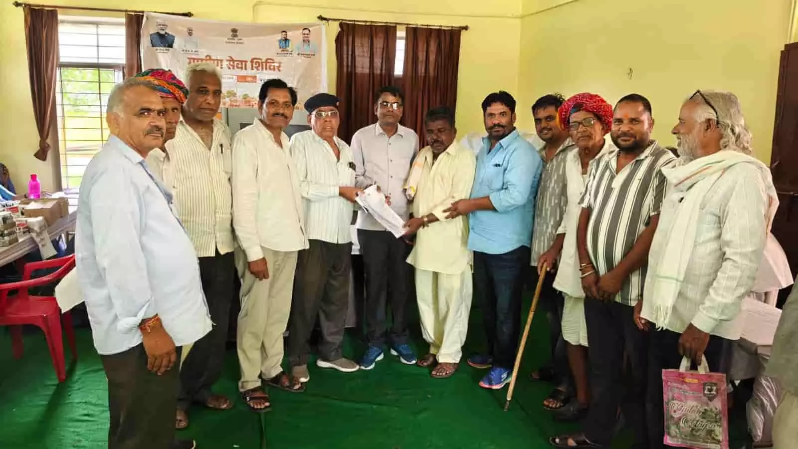 पूर्व विधायक रणधीर सिंह भिंडर और अन्य किसान बड़गांव में ज्ञापन सौंप रहे हैं। पूर्व विधायक रणधीर सिंह भिंडर और अन्य किसान बड़गांव में ज्ञापन सौंप रहे हैं।
