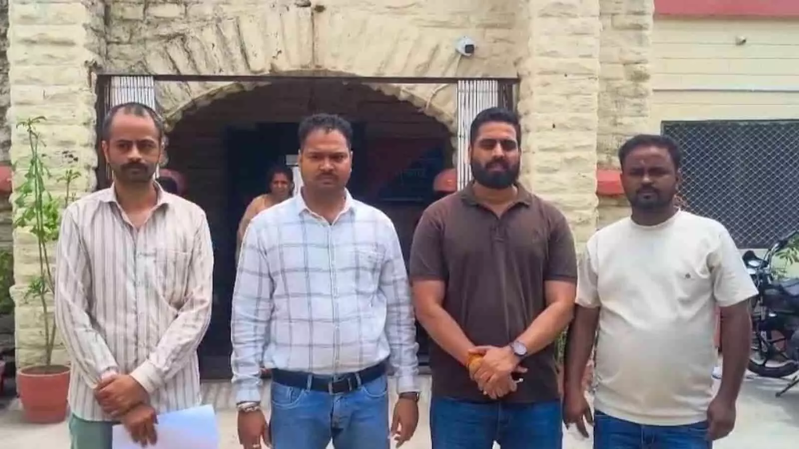 अस्पताल के बाहर खड़े चार व्यक्ति जो न्याय की मांग कर रहे हैं। अस्पताल के बाहर खड़े चार व्यक्ति जो न्याय की मांग कर रहे हैं।