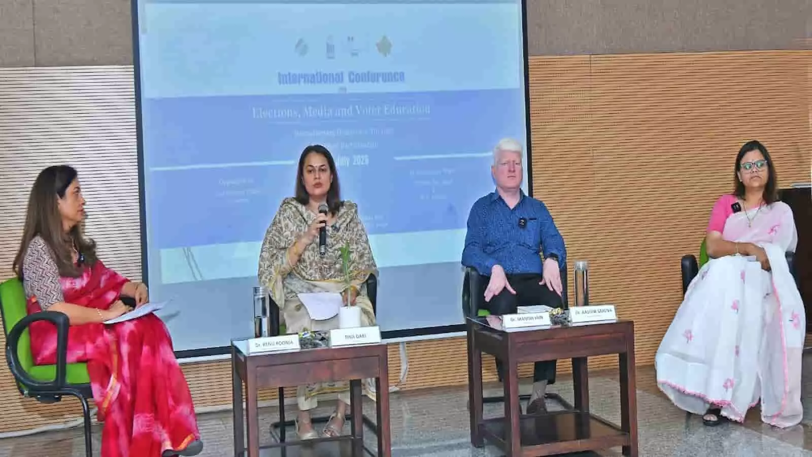 पैनल चर्चा में डॉ. रेणु पूनिया, टीना डाबी, मनीष जैन और आस्था सक्सेना जयपुर में हैं। पैनल चर्चा में डॉ. रेणु पूनिया, टीना डाबी, मनीष जैन और आस्था सक्सेना जयपुर में हैं।
