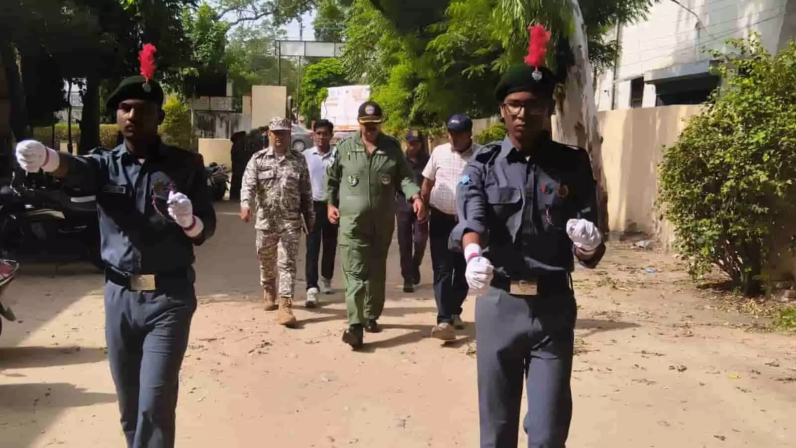 तस्वीर में विंग कमांडर नटराज डागुर ब्यावर के स्कूल में एयर एनसीसी कैडेट्स की गतिविधियों का निरीक्षण कर रहे हैं। तस्वीर में विंग कमांडर नटराज डागुर ब्यावर के स्कूल में एयर एनसीसी कैडेट्स की गतिविधियों का निरीक्षण कर रहे हैं।