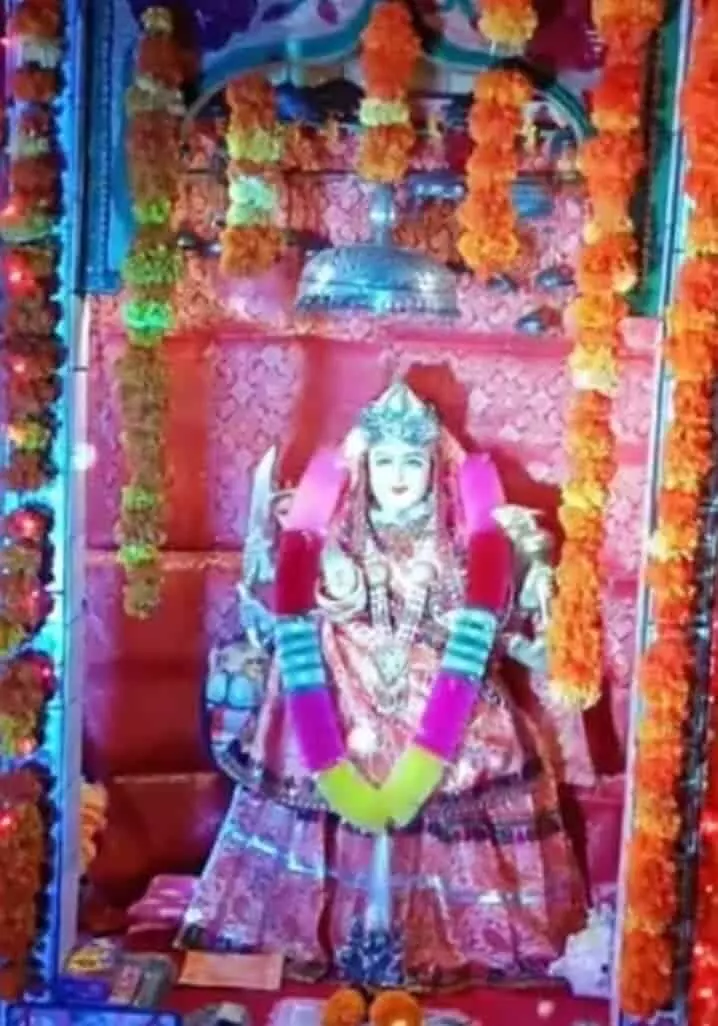 देवी प्रतिमा और पूजा सामग्री मंदिर परिसर में दिखाई दे रही है। देवी प्रतिमा और पूजा सामग्री मंदिर परिसर में दिखाई दे रही है।