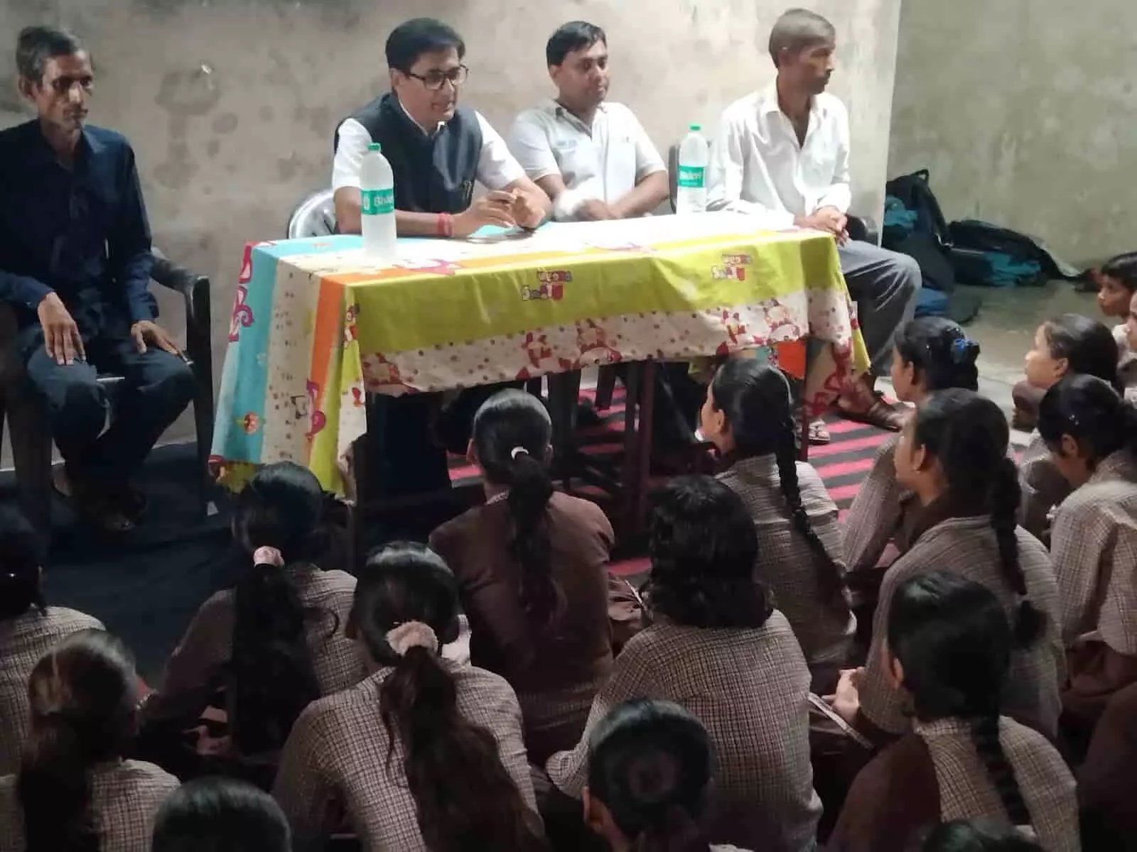 अग्रवाल बाल निकेतन स्कूल में बच्चों को नशा विरोधी जानकारी देते अधिकारी। अग्रवाल बाल निकेतन स्कूल में बच्चों को नशा विरोधी जानकारी देते अधिकारी।