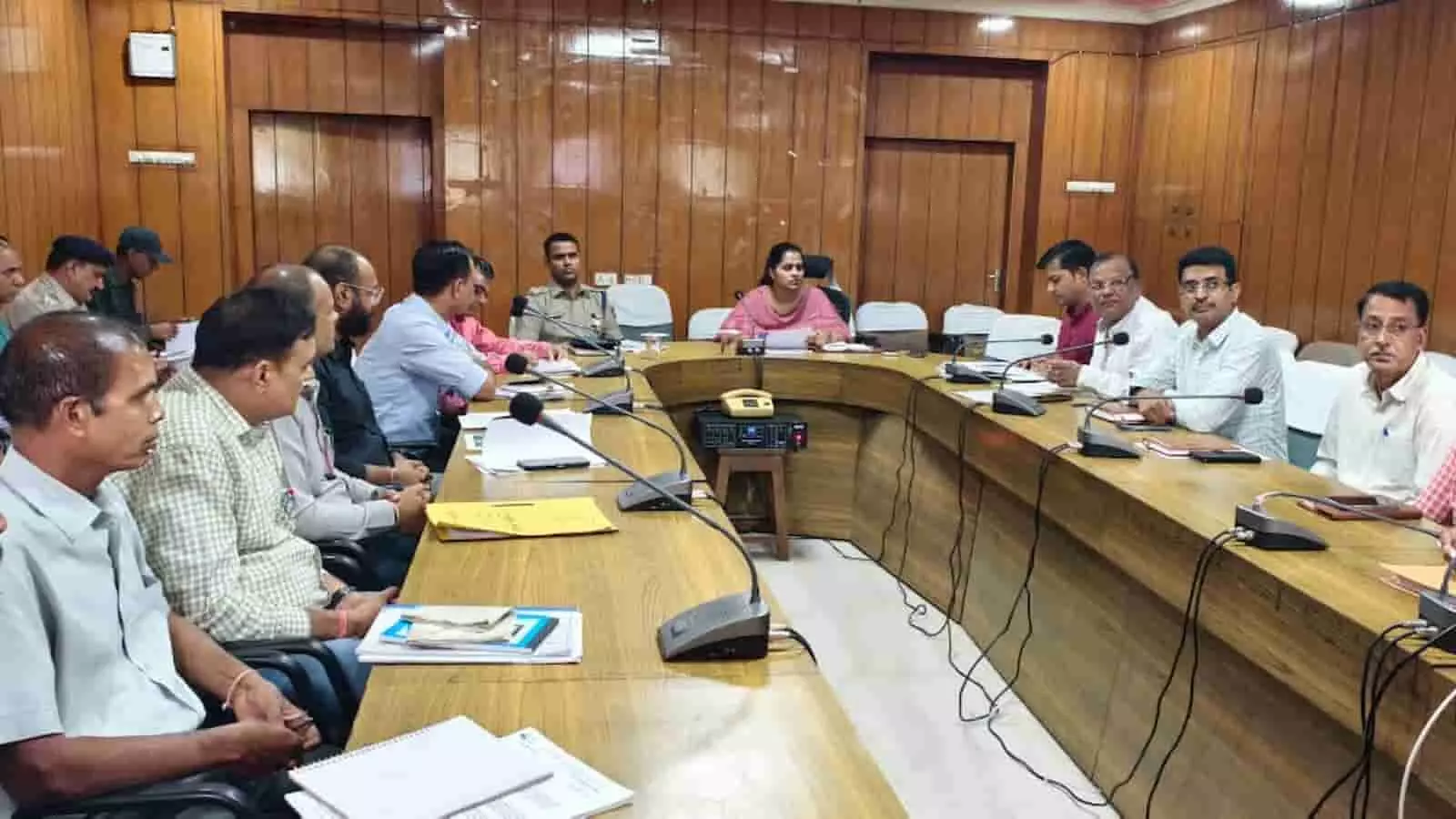 तस्वीर में चित्तौड़गढ़ कलक्ट्रेट के समिति कक्ष में बैठक लेतीं जिला कलक्टर डॉ. मंजू और अन्य अधिकारी दिख रहे हैं। तस्वीर में चित्तौड़गढ़ कलक्ट्रेट के समिति कक्ष में बैठक लेतीं जिला कलक्टर डॉ. मंजू और अन्य अधिकारी दिख रहे हैं।