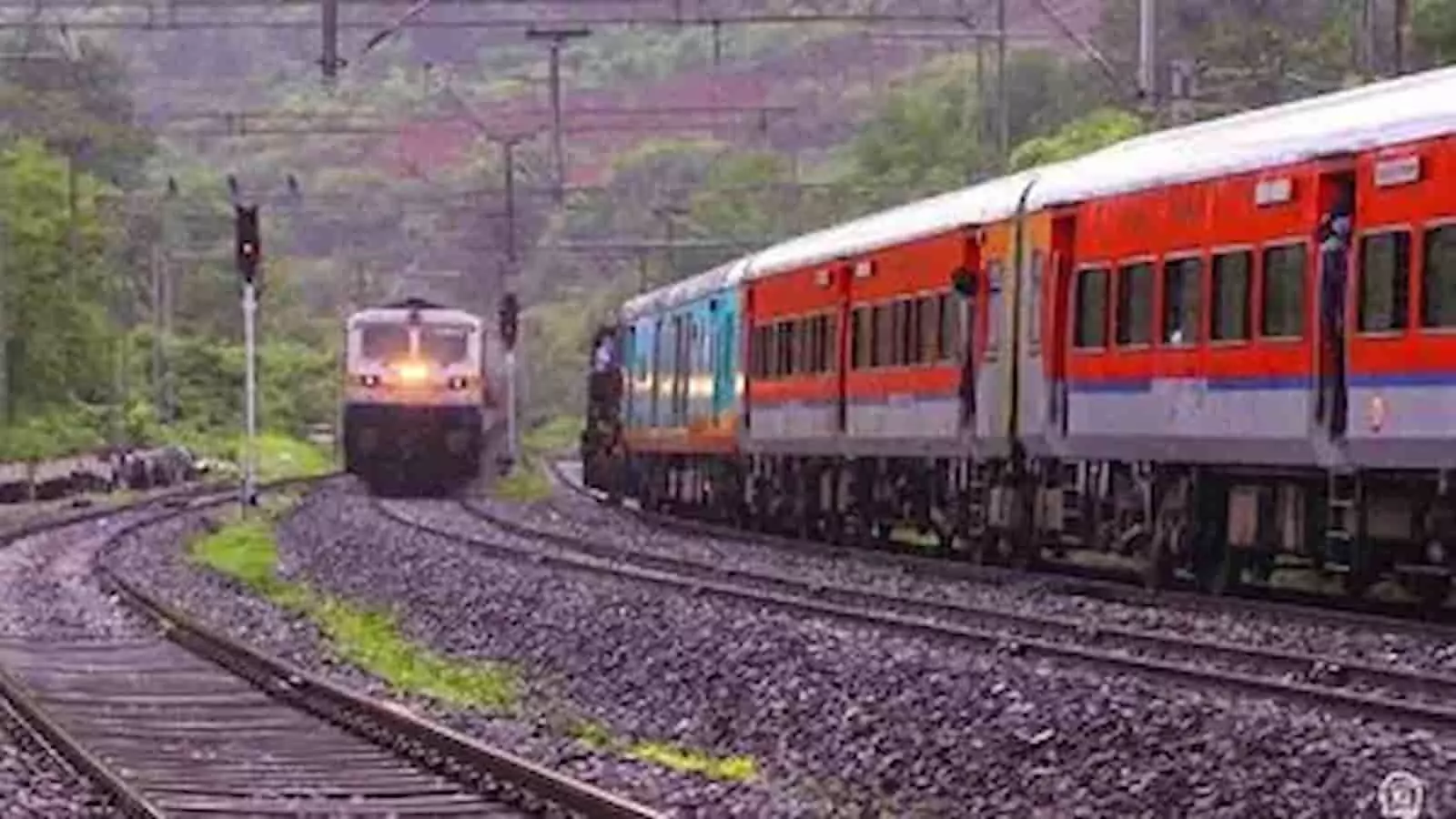 रेलवे ट्रैक पर चलती हुई भारतीय ट्रेनें मुंबई में बुनियादी ढांचे के संदर्भ में। रेलवे ट्रैक पर चलती हुई भारतीय ट्रेनें मुंबई में बुनियादी ढांचे के संदर्भ में।