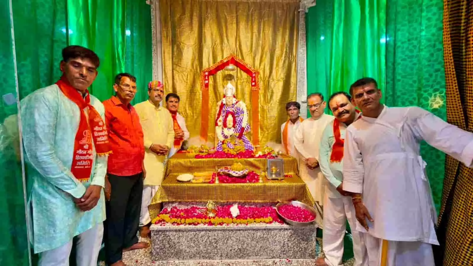 कोटा के श्री लक्ष्मीनाथ मंदिर में वेदी पर प्रतिष्ठित प्रतिमाओं के साथ उपस्थित श्रद्धालु। कोटा के श्री लक्ष्मीनाथ मंदिर में वेदी पर प्रतिष्ठित प्रतिमाओं के साथ उपस्थित श्रद्धालु।