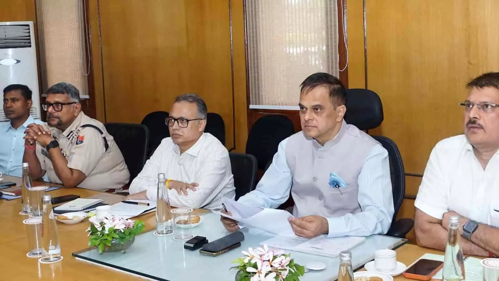 बैठक कक्ष की मेज पर बैठे पुलिस और प्रशासनिक अधिकारी दस्तावेज देखते हुए चर्चा कर रहे हैं। बैठक कक्ष की मेज पर बैठे पुलिस और प्रशासनिक अधिकारी दस्तावेज देखते हुए चर्चा कर रहे हैं।