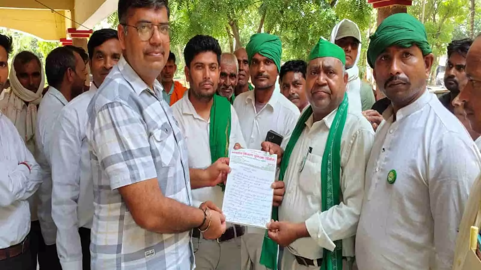 किसान यूनियन के पदाधिकारी तहसीलदार को ज्ञापन सौंपते हुए दिखाई दे रहे हैं। किसान यूनियन के पदाधिकारी तहसीलदार को ज्ञापन सौंपते हुए दिखाई दे रहे हैं।