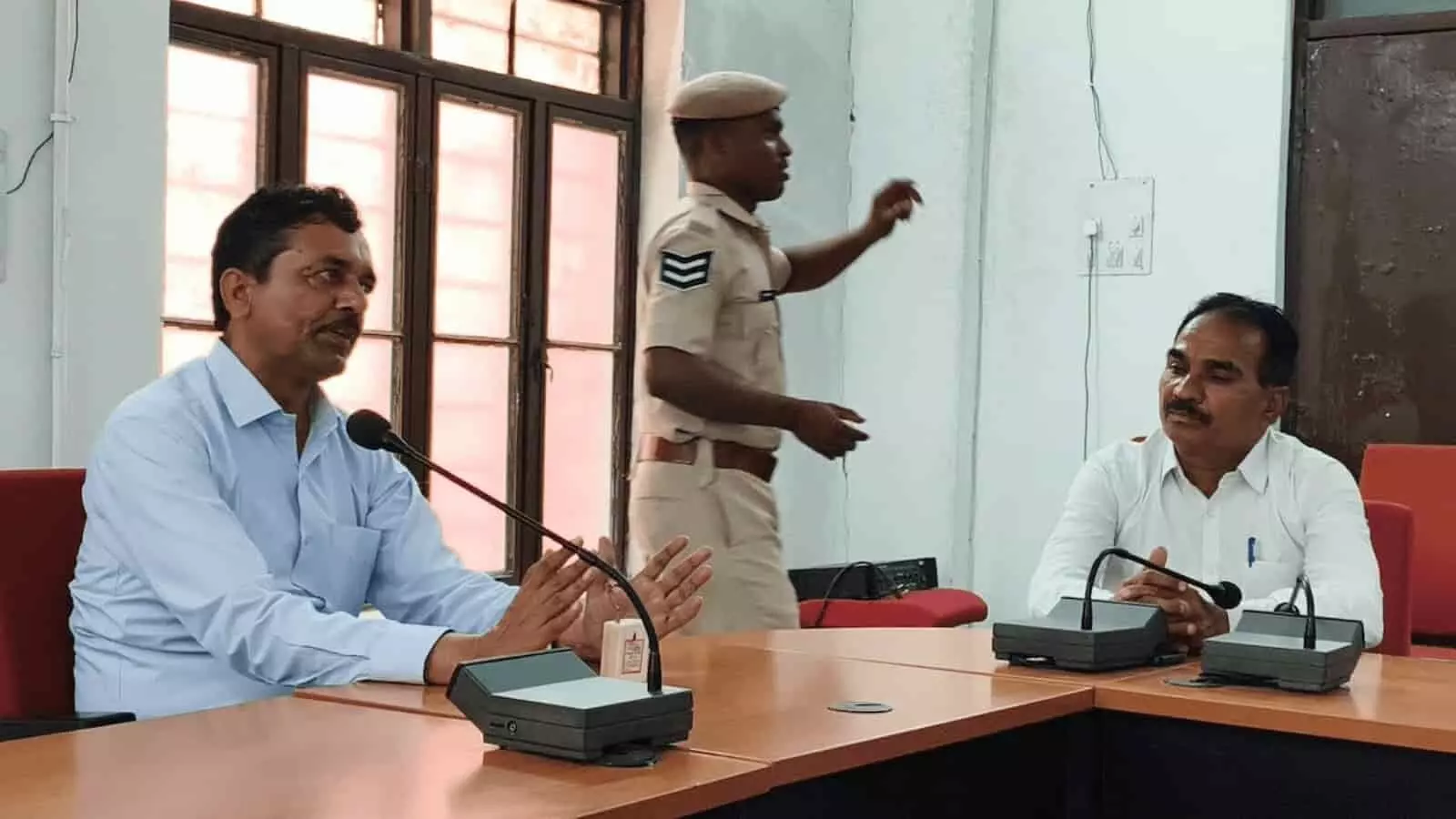 जिला विधिक सेवा प्राधिकरण के सचिव पत्रकारों को जन जागरूकता अभियान की जानकारी दे रहे हैं। जिला विधिक सेवा प्राधिकरण के सचिव पत्रकारों को जन जागरूकता अभियान की जानकारी दे रहे हैं।