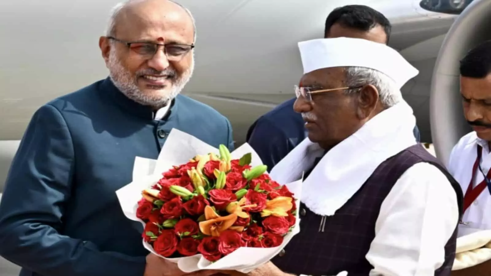 राज्यपाल हरिभाऊ बागडे जयपुर हवाई अड्डे पर उपराष्ट्रपति सी.पी. राधाकृष्णन को पुष्पगुच्छ भेंट कर रहे हैं। राज्यपाल हरिभाऊ बागडे जयपुर हवाई अड्डे पर उपराष्ट्रपति सी.पी. राधाकृष्णन को पुष्पगुच्छ भेंट कर रहे हैं।
