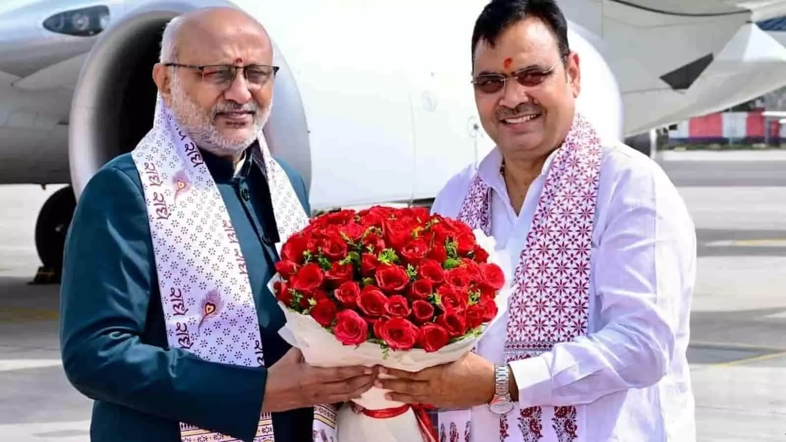 हवाई अड्डे पर मुख्यमंत्री भजनलाल शर्मा दूसरे व्यक्ति को लाल गुलाब का गुलदस्ता भेंट करते हुए। हवाई अड्डे पर मुख्यमंत्री भजनलाल शर्मा दूसरे व्यक्ति को लाल गुलाब का गुलदस्ता भेंट करते हुए।