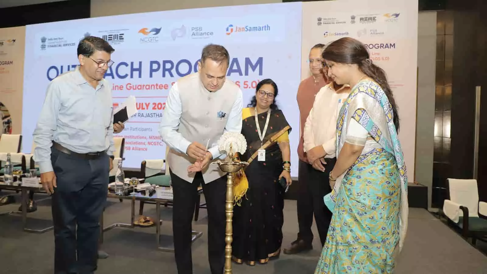 तस्वीर में मुख्य सचिव वी. श्रीनिवास और अन्य अधिकारी दीप प्रज्ज्वलित कर कार्यक्रम की शुरुआत कर रहे हैं। तस्वीर में मुख्य सचिव वी. श्रीनिवास और अन्य अधिकारी दीप प्रज्ज्वलित कर कार्यक्रम की शुरुआत कर रहे हैं।