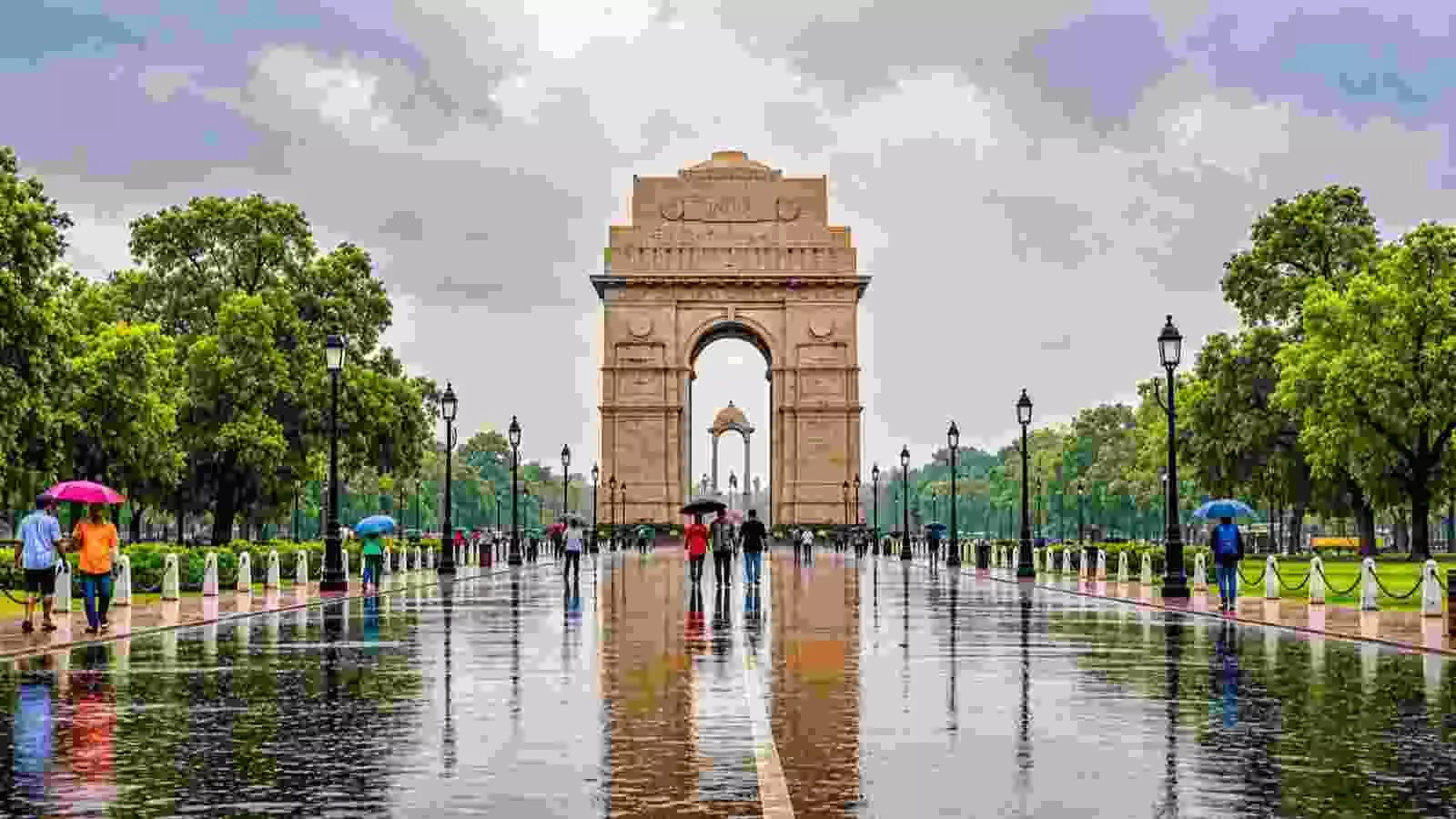 इंडिया गेट परिसर में बादल छाए रहने के बीच हल्की बारिश का दृश्य। इंडिया गेट परिसर में बादल छाए रहने के बीच हल्की बारिश का दृश्य।