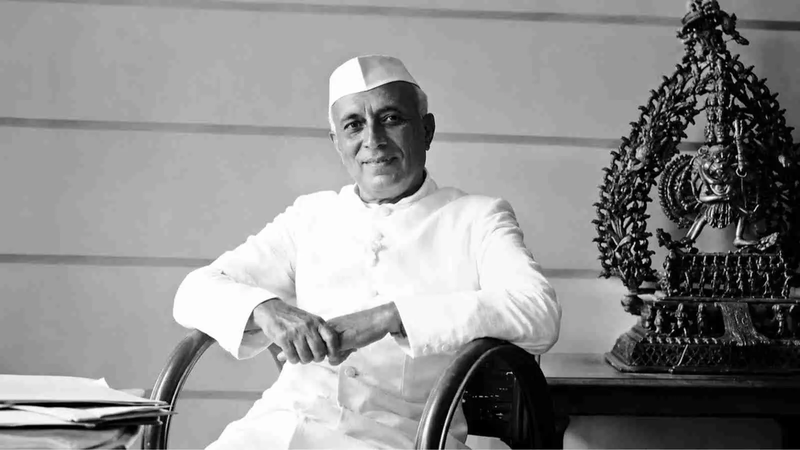 कुर्सी पर बैठे हुए जवाहरलाल नेहरू का ऐतिहासिक चित्र| कुर्सी पर बैठे हुए जवाहरलाल नेहरू का ऐतिहासिक चित्र|