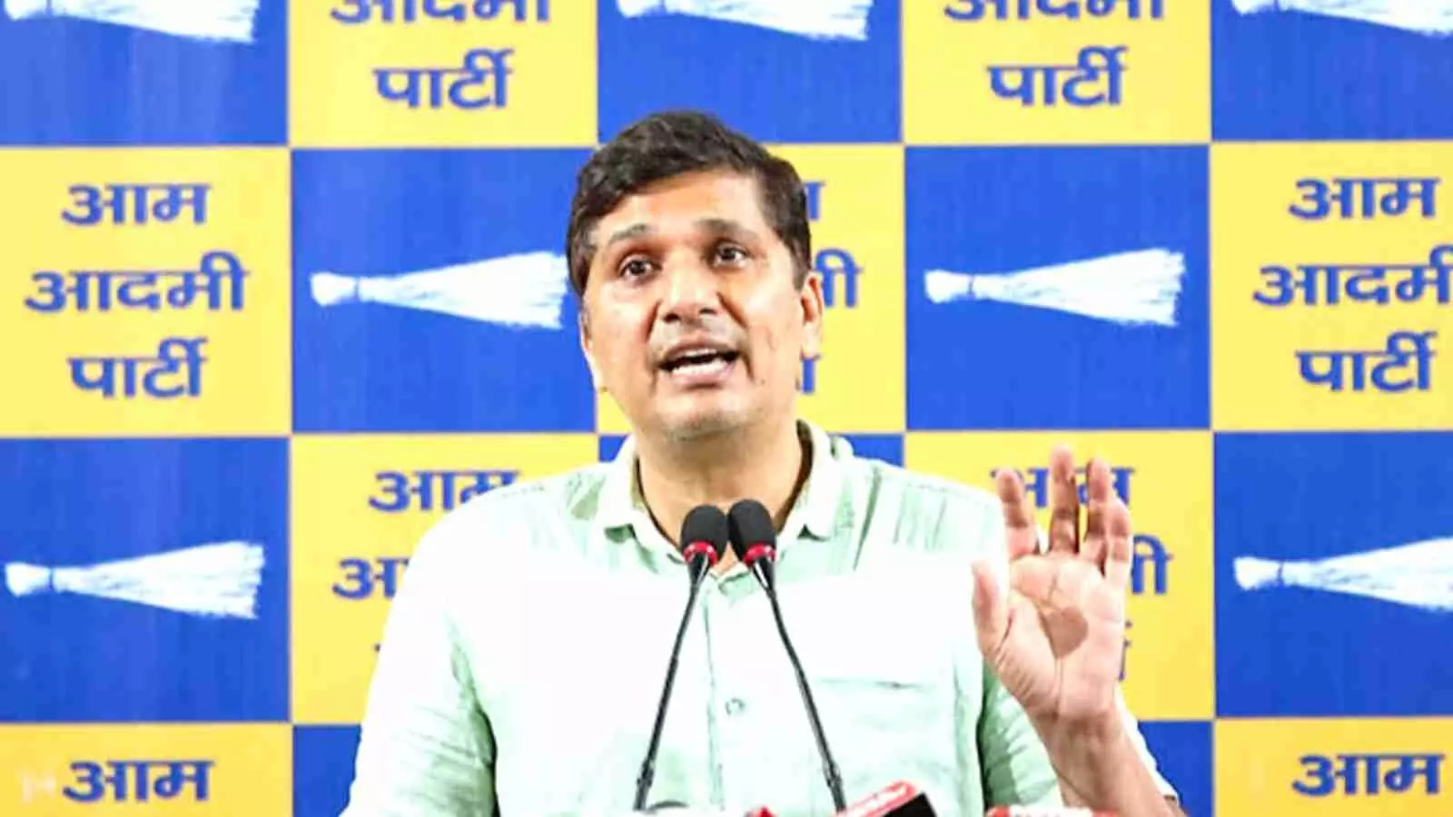 आम आदमी पार्टी के नेता सौरभ भारद्वाज दिल्ली में प्रेस कॉन्फ्रेंस करते हुए। आम आदमी पार्टी के नेता सौरभ भारद्वाज दिल्ली में प्रेस कॉन्फ्रेंस करते हुए।