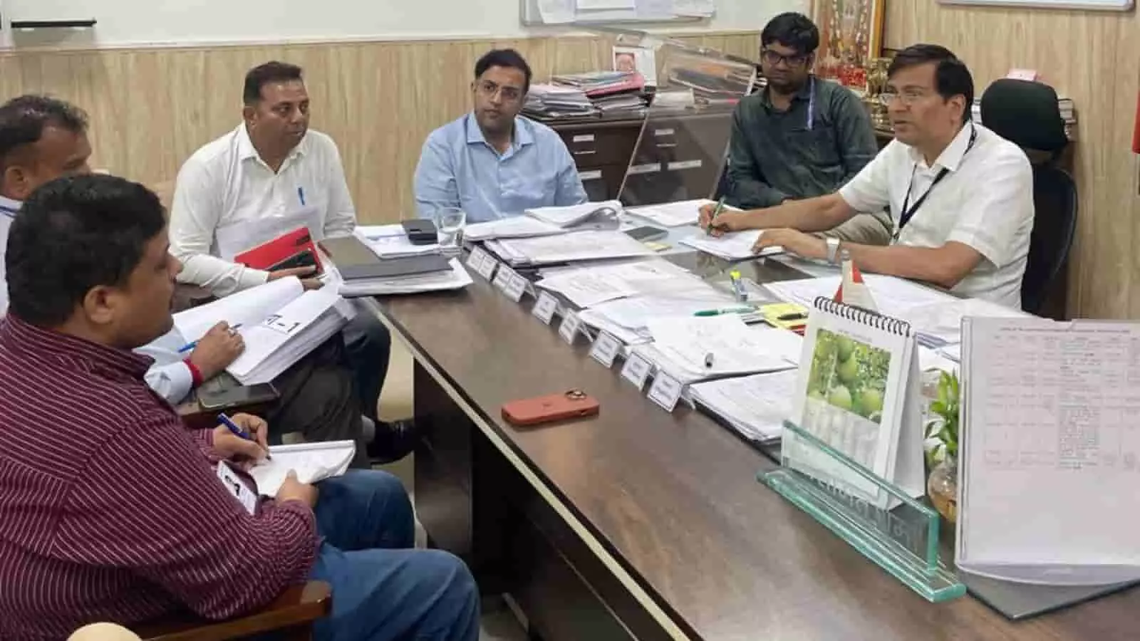 कार्यालय कक्ष में बैठक की मेज पर अधिकारियों के साथ चर्चा करते सहकारिता शासन सचिव डॉ. समित शर्मा। कार्यालय कक्ष में बैठक की मेज पर अधिकारियों के साथ चर्चा करते सहकारिता शासन सचिव डॉ. समित शर्मा।