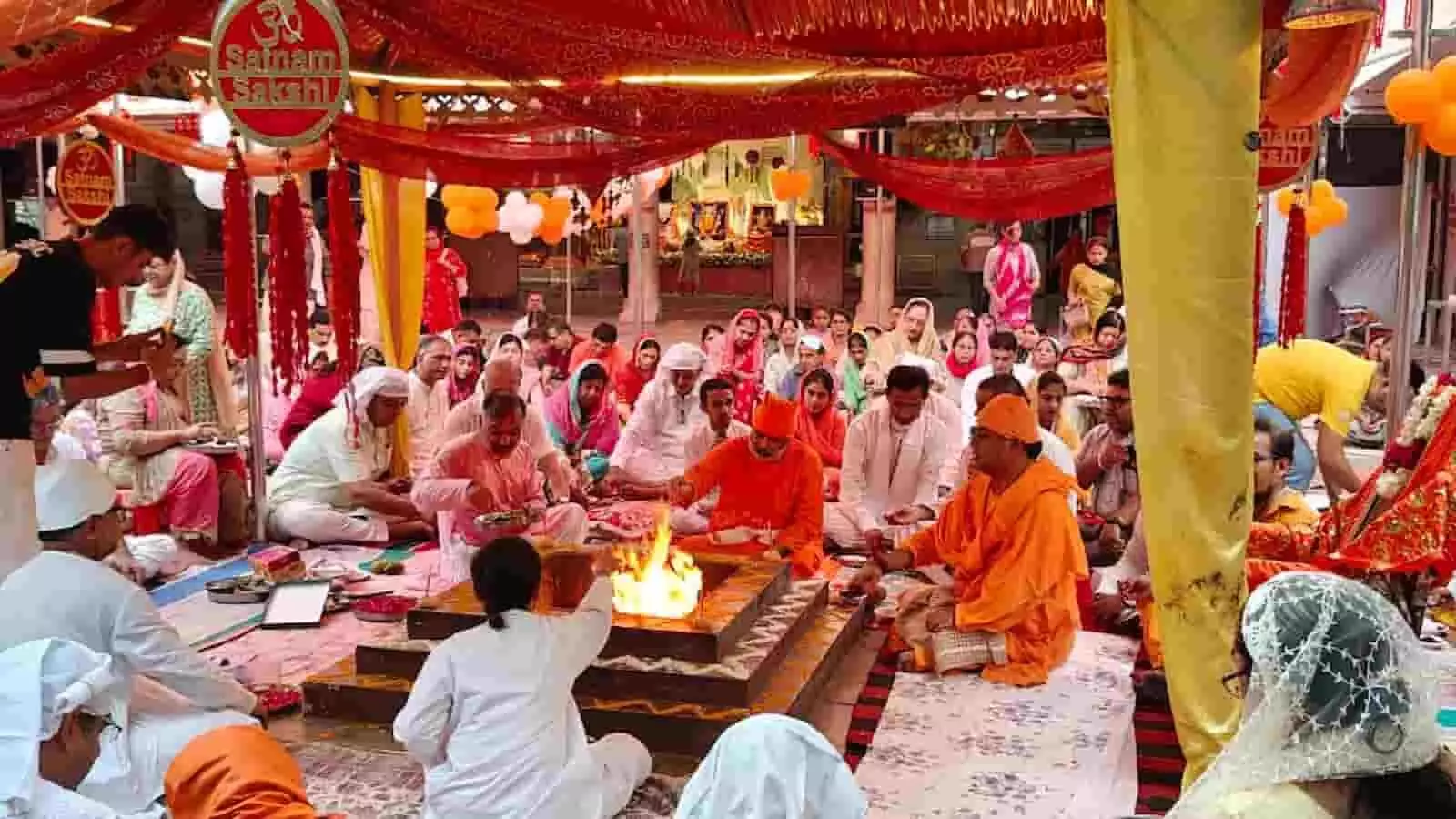 श्री अमरापुर स्थान में हवन कुंड के सामने बैठकर यज्ञ अनुष्ठान करते संत और श्रद्धालु। श्री अमरापुर स्थान में हवन कुंड के सामने बैठकर यज्ञ अनुष्ठान करते संत और श्रद्धालु।