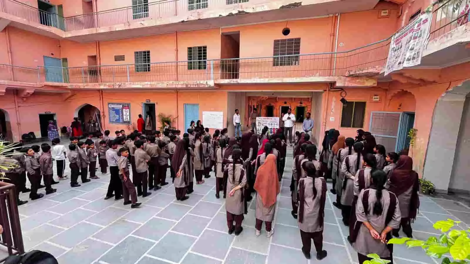 जयपुर के स्कूल परिसर में कतारबद्ध खड़े छात्र स्वच्छता जागरूकता कार्यक्रम में उपस्थित हैं। जयपुर के स्कूल परिसर में कतारबद्ध खड़े छात्र स्वच्छता जागरूकता कार्यक्रम में उपस्थित हैं।