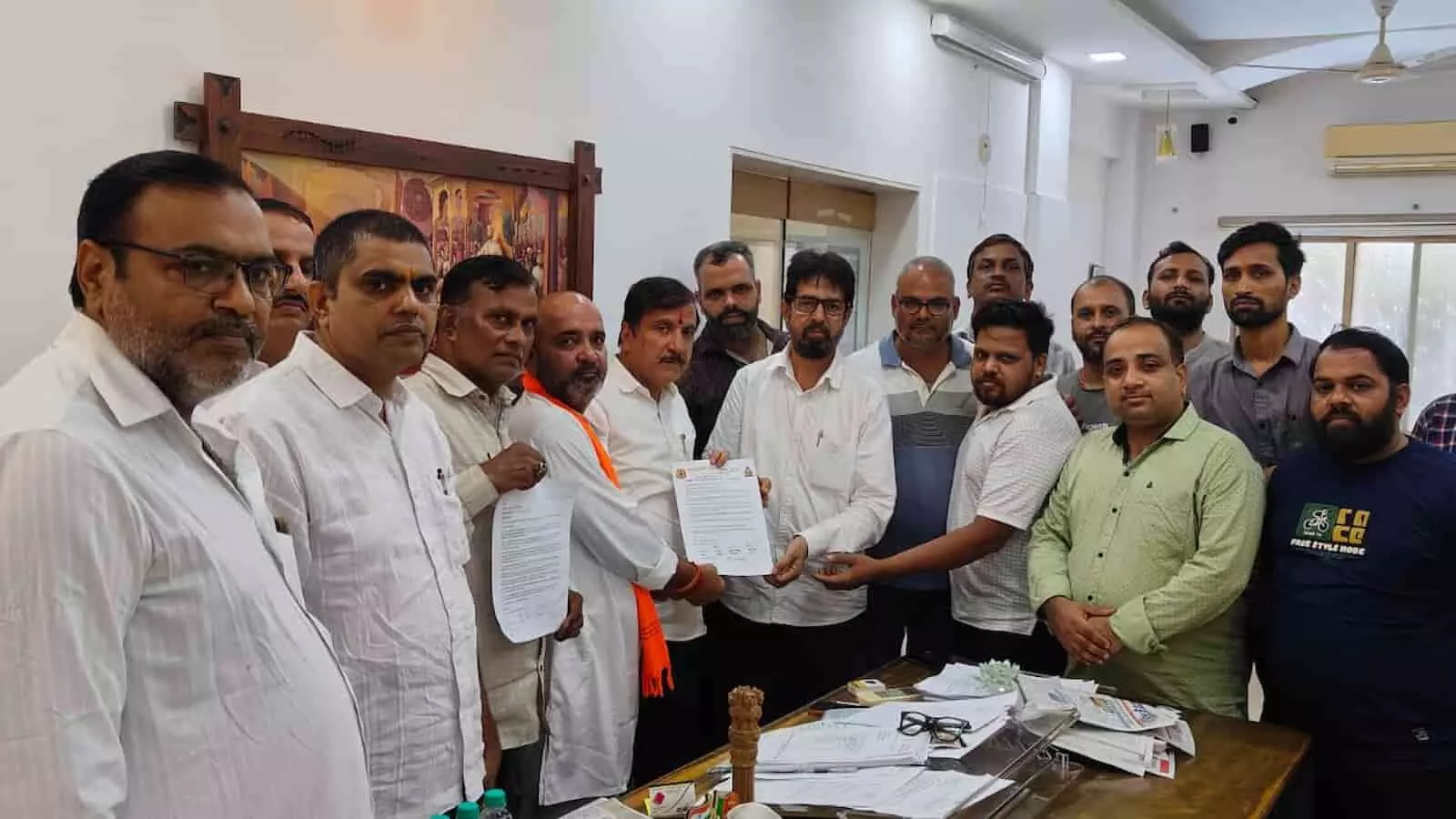 दूध कारोबारी मुंबई में विधायक अतुल भातलकर को अपनी मांगों का ज्ञापन सौंप रहे हैं। दूध कारोबारी मुंबई में विधायक अतुल भातलकर को अपनी मांगों का ज्ञापन सौंप रहे हैं।