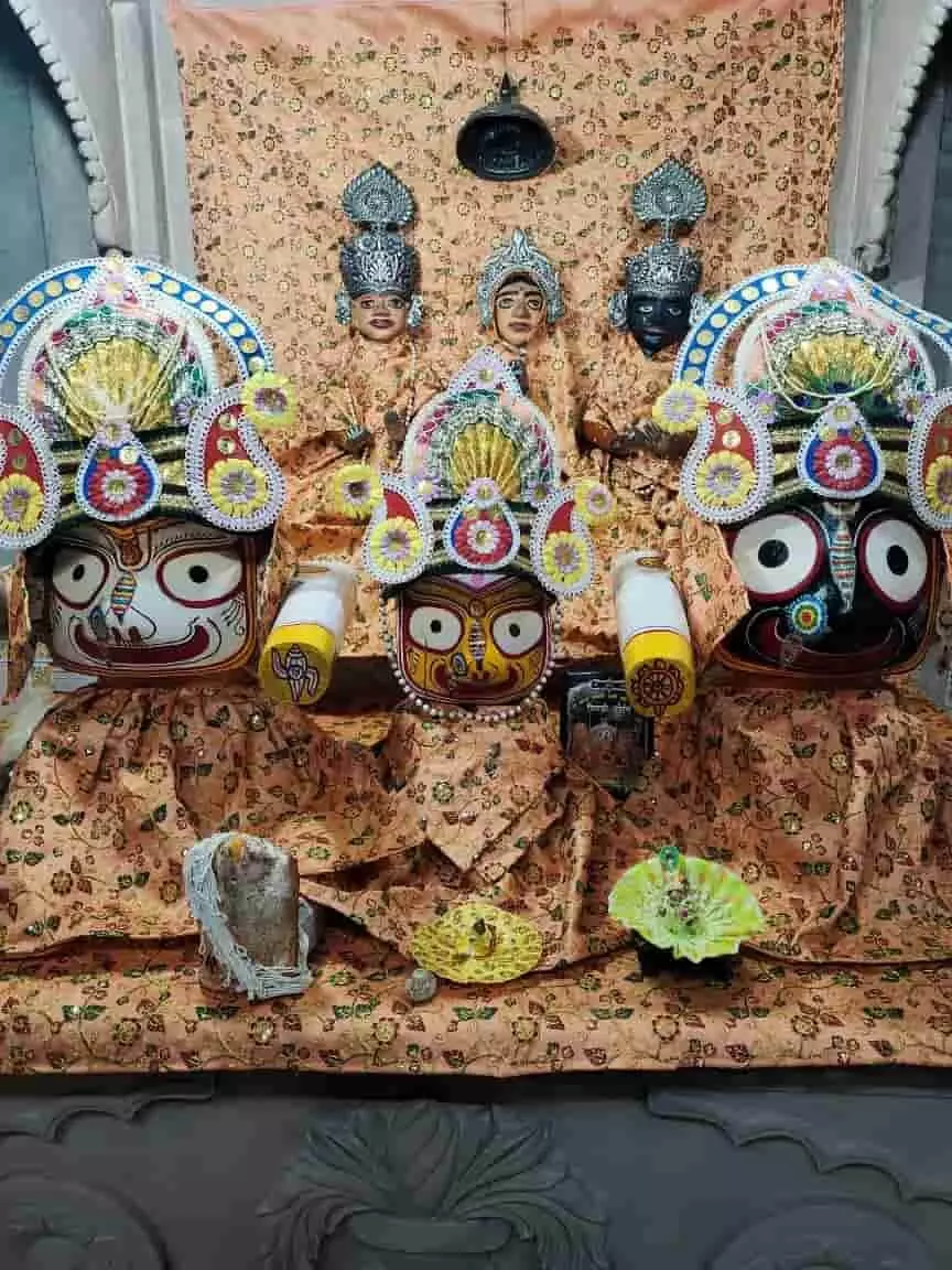 श्रीपुरा मंदिर में भगवान जगन्नाथ, बलभद्र और देवी सुभद्रा की सजाई गई झांकी। श्रीपुरा मंदिर में भगवान जगन्नाथ, बलभद्र और देवी सुभद्रा की सजाई गई झांकी।