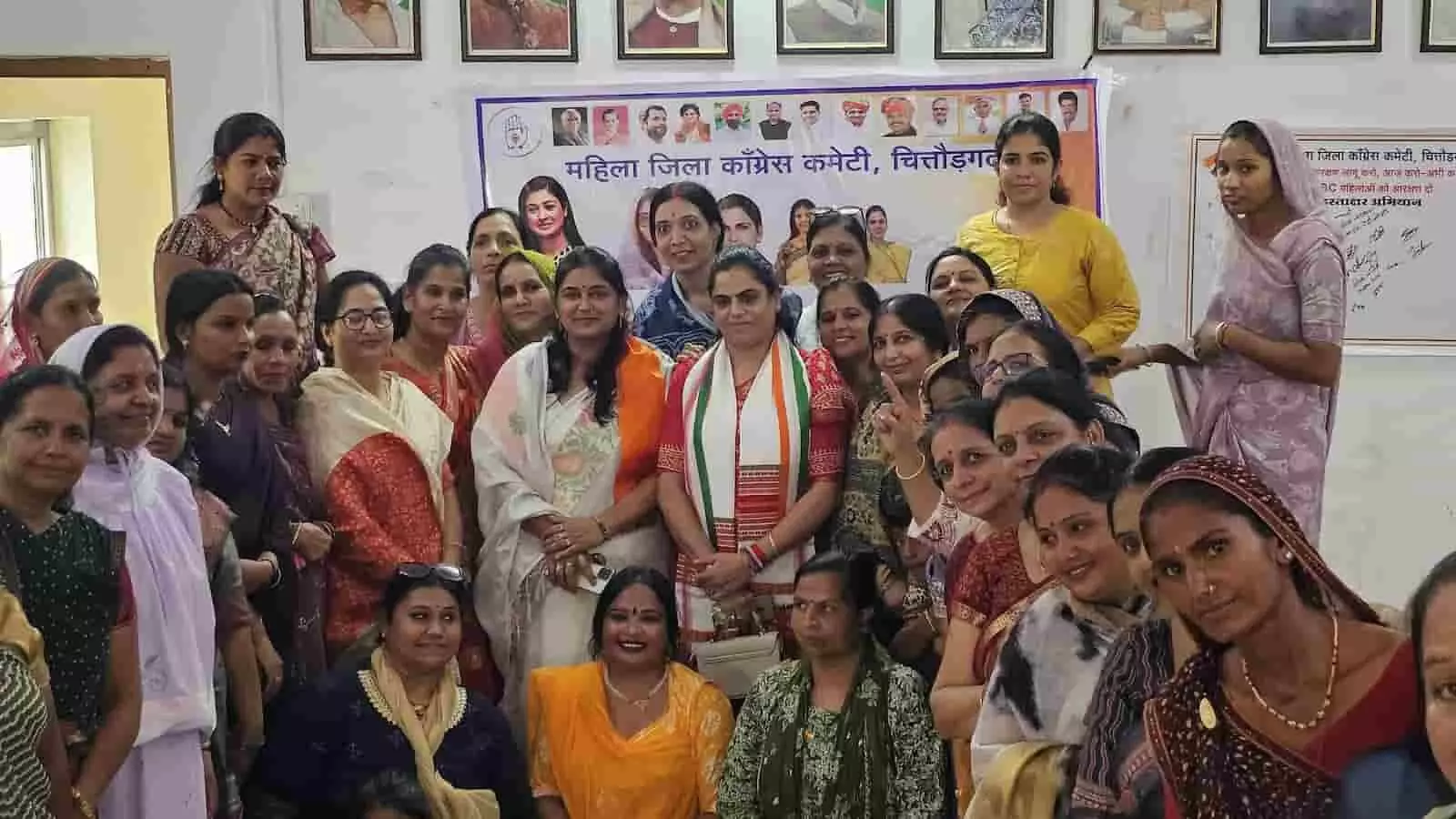 चित्तौड़गढ़ जिला कांग्रेस कार्यालय में बैठक के बाद सामूहिक तस्वीर में खड़ी महिला कांग्रेस कार्यकर्ता। चित्तौड़गढ़ जिला कांग्रेस कार्यालय में बैठक के बाद सामूहिक तस्वीर में खड़ी महिला कांग्रेस कार्यकर्ता।