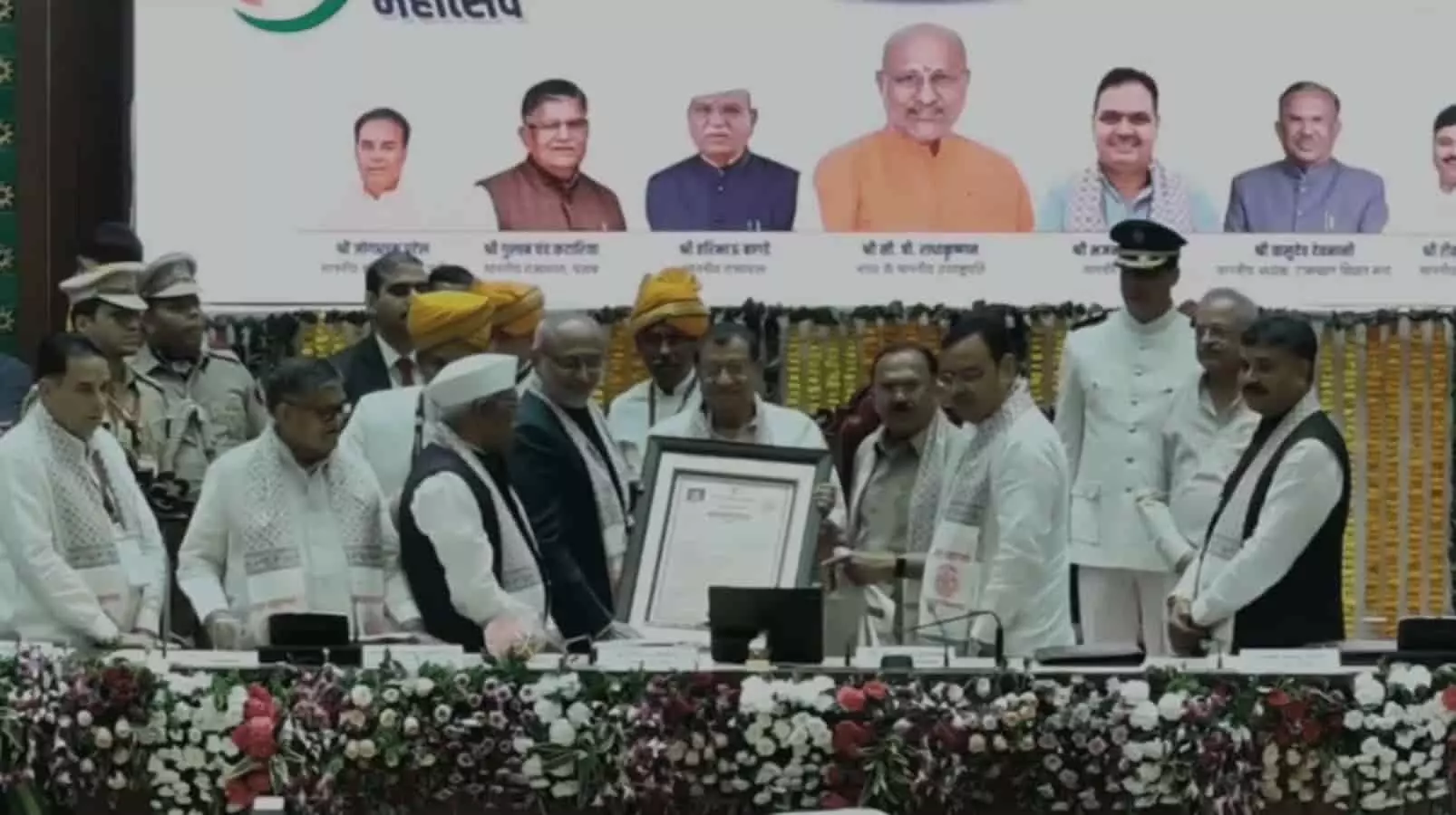 राजस्थान विधानसभा में विधायक डॉ. दयाराम परमार को सम्मान पत्र प्रदान किया जा रहा है। राजस्थान विधानसभा में विधायक डॉ. दयाराम परमार को सम्मान पत्र प्रदान किया जा रहा है।