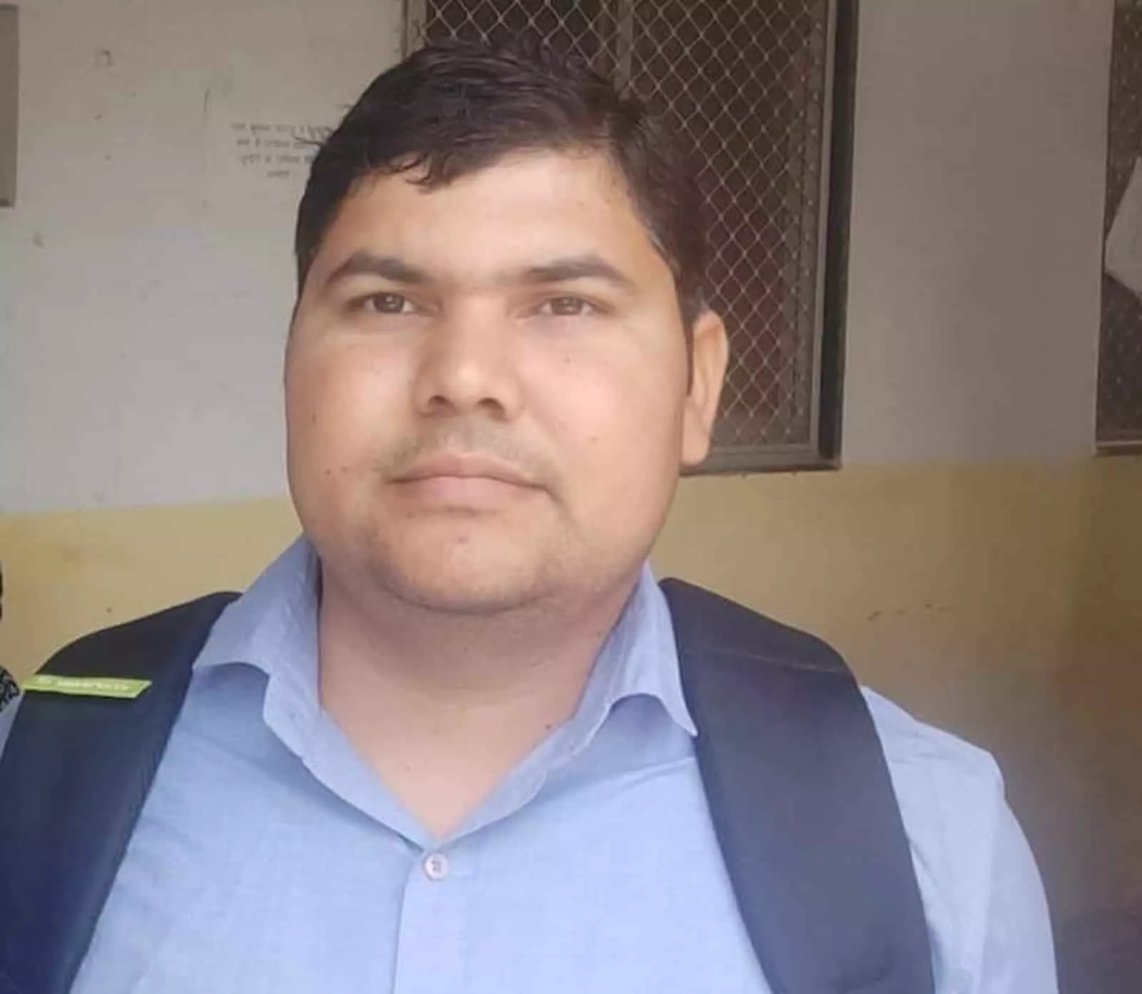 तस्वीर में नीली शर्ट पहने जेटीए राजीव सिंह चित्तौड़गढ़ के आकोला में दिख रहे हैं। तस्वीर में नीली शर्ट पहने जेटीए राजीव सिंह चित्तौड़गढ़ के आकोला में दिख रहे हैं।