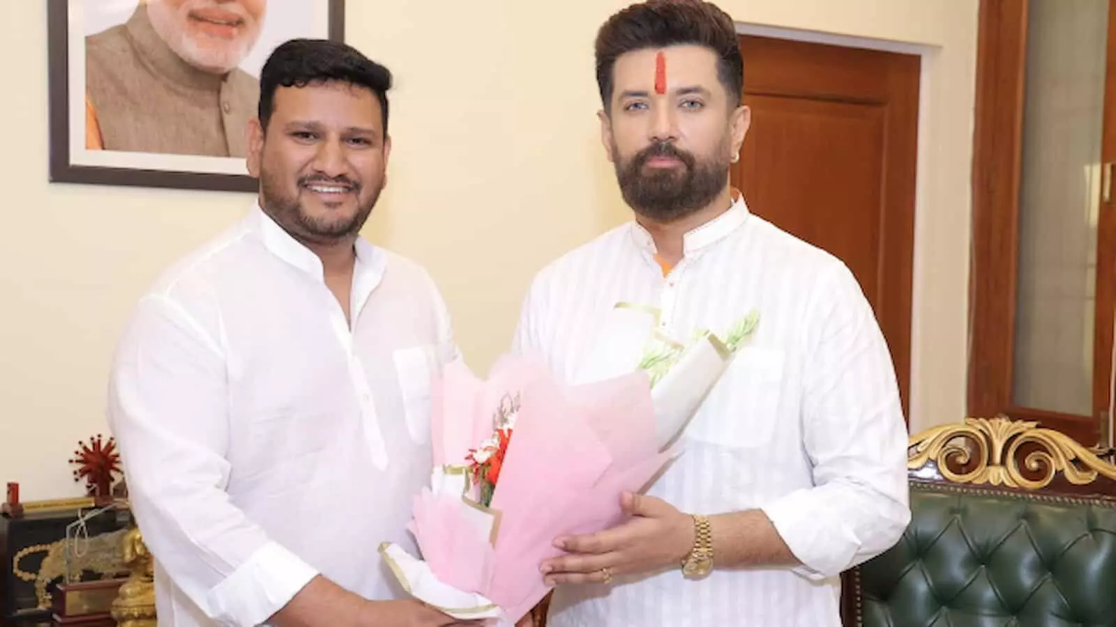 इरफान शेख और चिराग पासवान एक तस्वीर में पुष्पगुच्छ के साथ खड़े हैं।