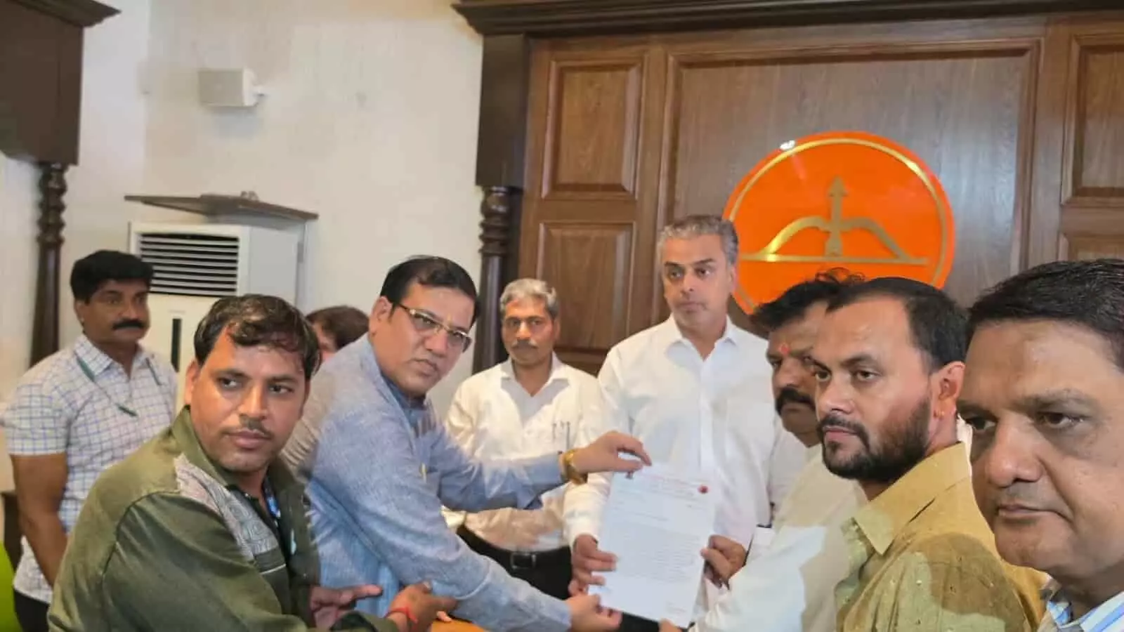 तस्वीर में बालासाहेब भवन में मेवाड़ एकता फाउंडेशन के पदाधिकारी मिलिंद देवड़ा को ज्ञापन सौंपते हुए नजर आ रहे हैं। तस्वीर में बालासाहेब भवन में मेवाड़ एकता फाउंडेशन के पदाधिकारी मिलिंद देवड़ा को ज्ञापन सौंपते हुए नजर आ रहे हैं।