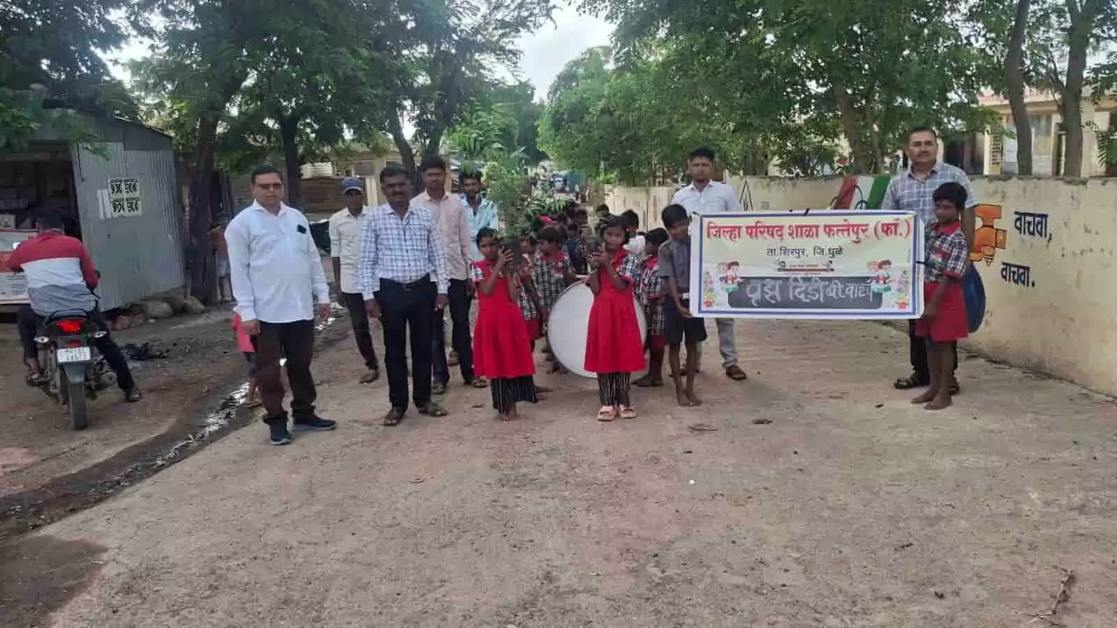 स्कूल के बच्चे और शिक्षक वृक्षदिंडी रैली में पोस्टर लिए हुए दिख रहे हैं। स्कूल के बच्चे और शिक्षक वृक्षदिंडी रैली में पोस्टर लिए हुए दिख रहे हैं।