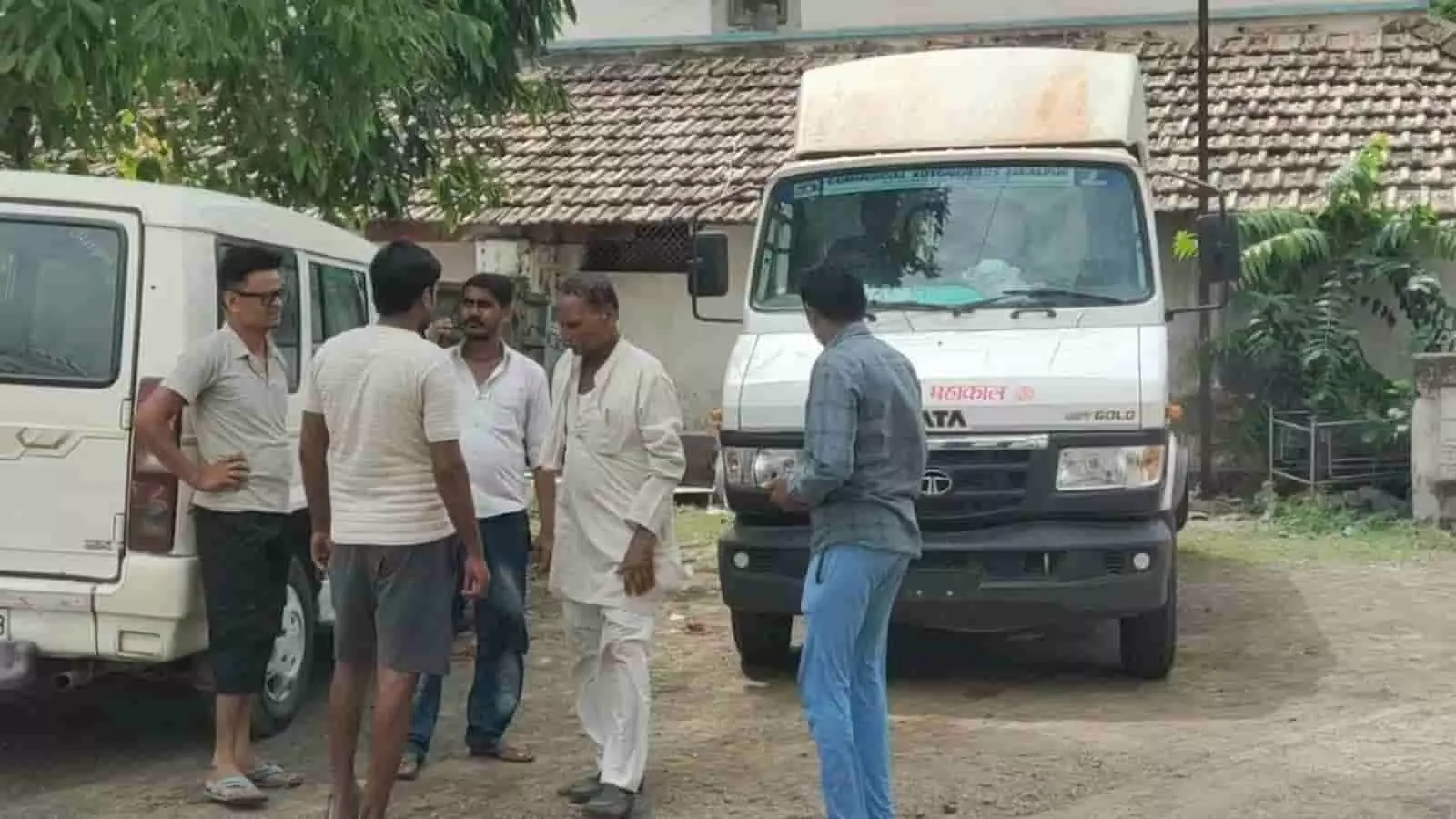 गोटेगांव स्वास्थ्य केंद्र के बाहर खड़े ग्रामीण और जांच के लिए आई पुलिस गाड़ी की तस्वीर। गोटेगांव स्वास्थ्य केंद्र के बाहर खड़े ग्रामीण और जांच के लिए आई पुलिस गाड़ी की तस्वीर।