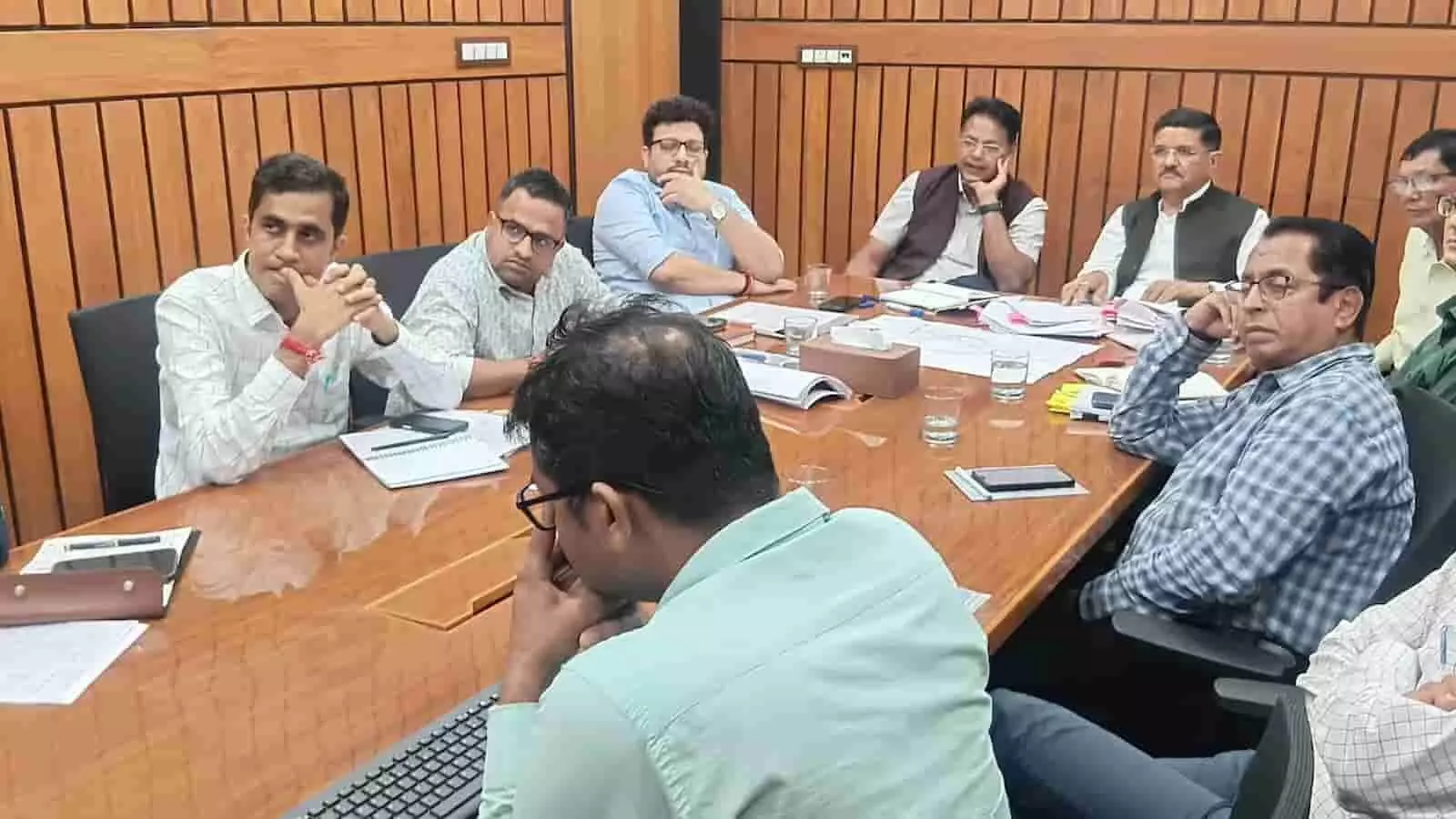 मेहसाणा सांसद हरिभाई पटेल ने डीआरएम संग उठाए 20 से अधिक रेल मुद्दे, नई ट्रेनों और यात्री सुविधाओं पर जोर