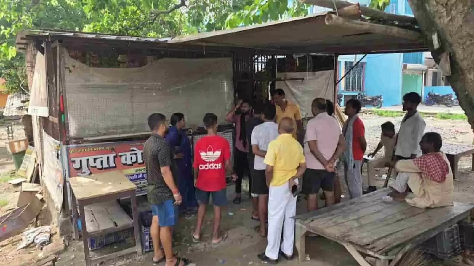 तस्वीर में अंबा बाजार की चोरी हुई दुकान के सामने खड़े लोग और जांच करती पुलिस दिख रही है। तस्वीर में अंबा बाजार की चोरी हुई दुकान के सामने खड़े लोग और जांच करती पुलिस दिख रही है।