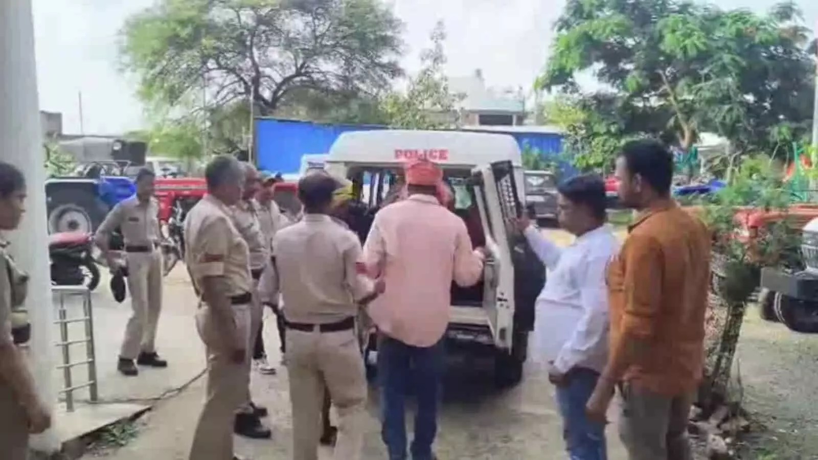 पुलिस वैन के पास खड़े पुलिसकर्मी और सिविल ड्रेस में आरोपी भैंसदेही थाना परिसर में। पुलिस वैन के पास खड़े पुलिसकर्मी और सिविल ड्रेस में आरोपी भैंसदेही थाना परिसर में।